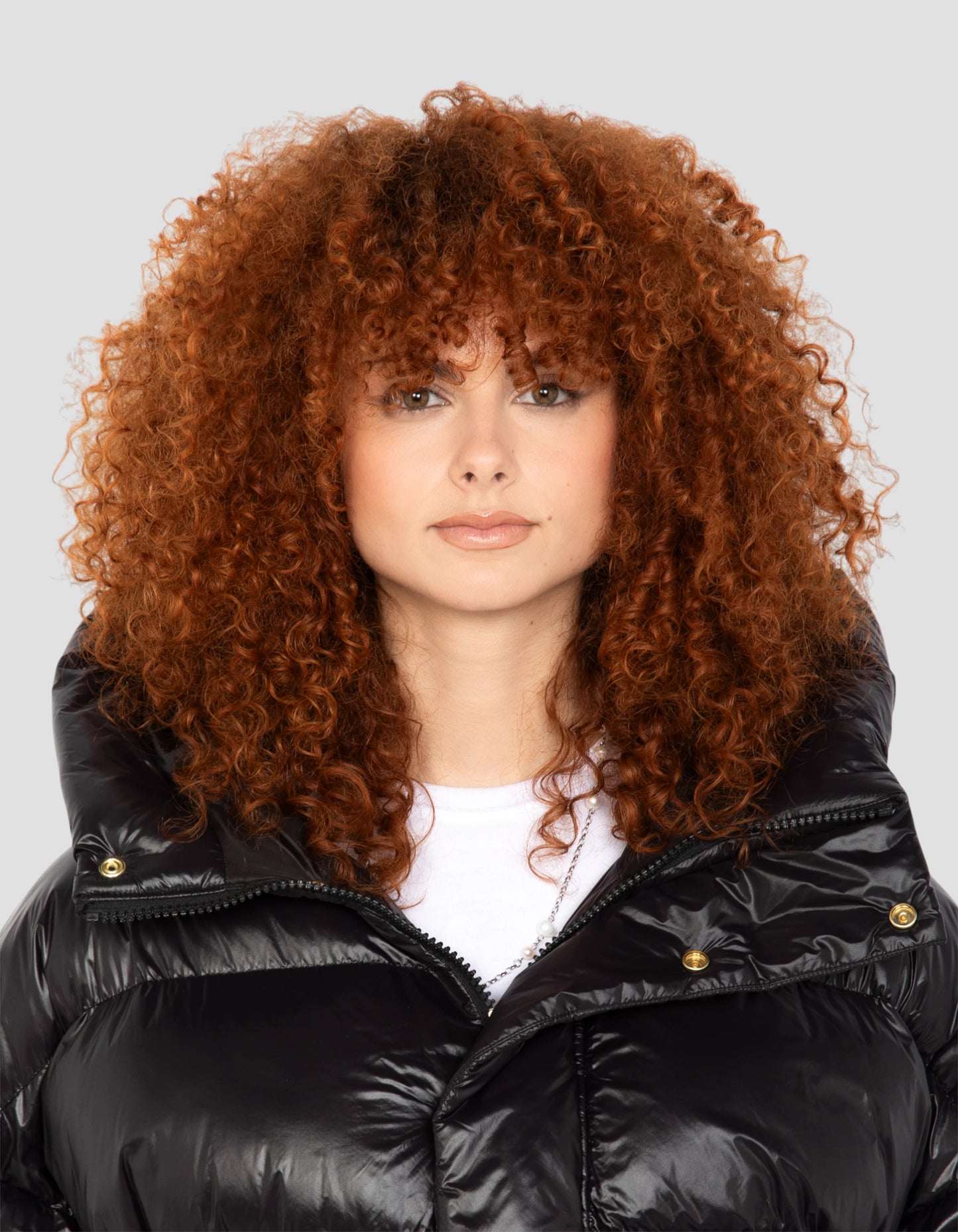 Giacca con cappuccio nero di grandi dimensioni