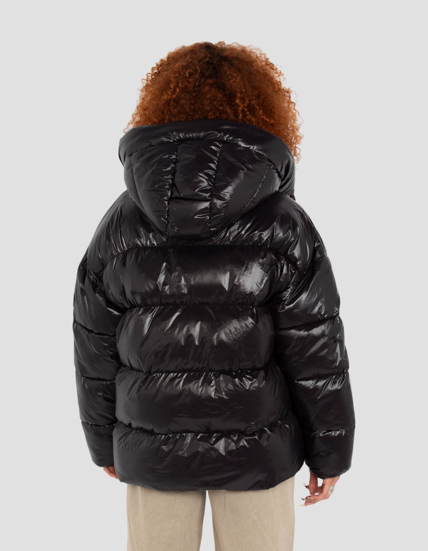 Giacca con cappuccio nero di grandi dimensioni