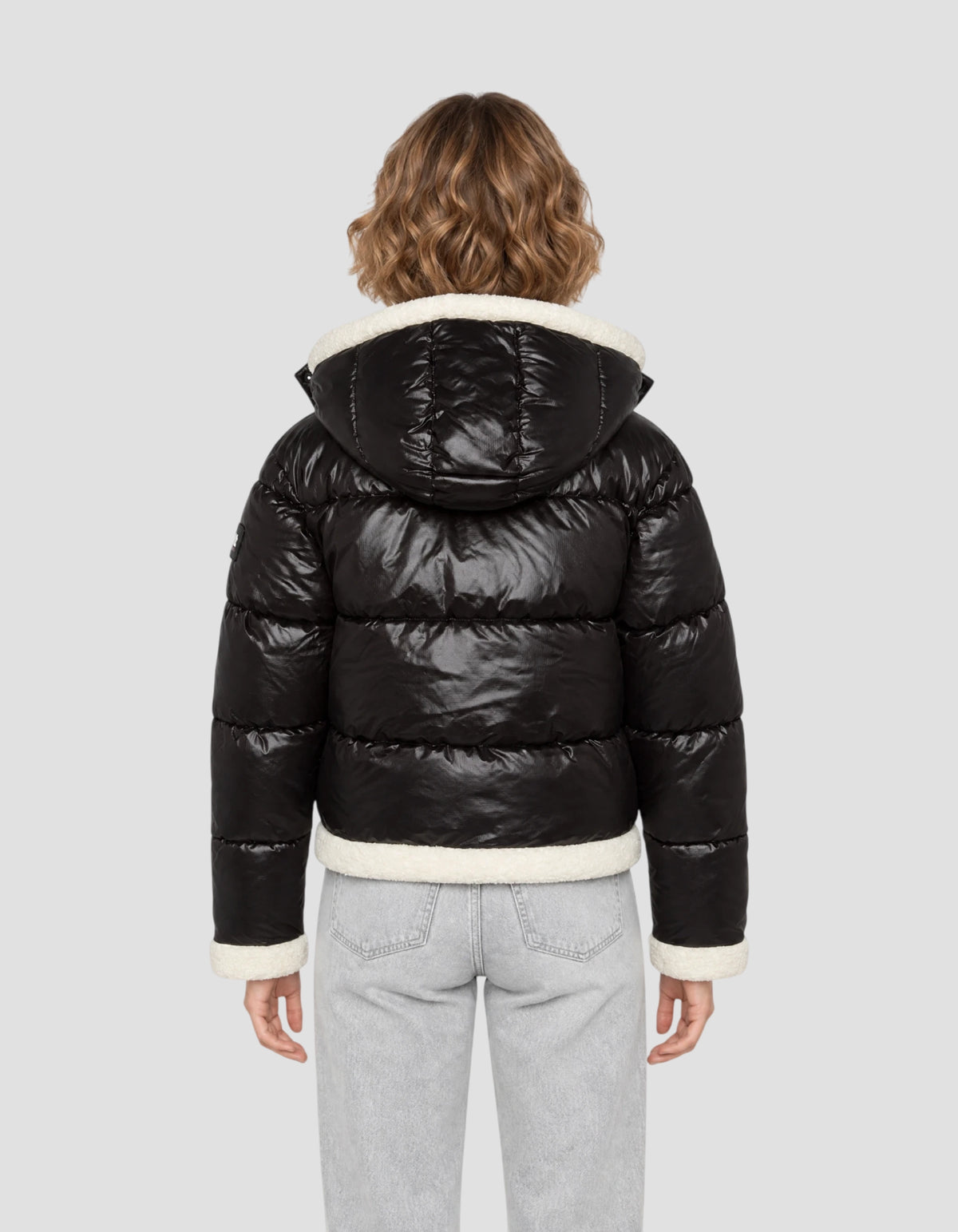 Doudoune à capuche noire doublée sherpa