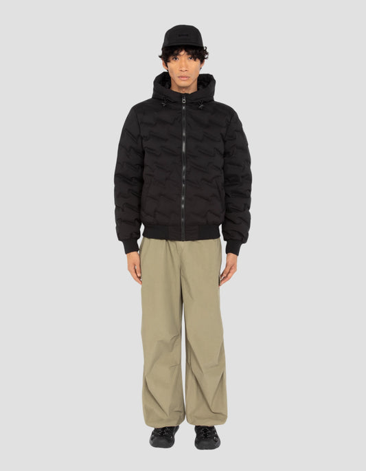Doudoune noire à capuche avec matelassage soudé, sans couture