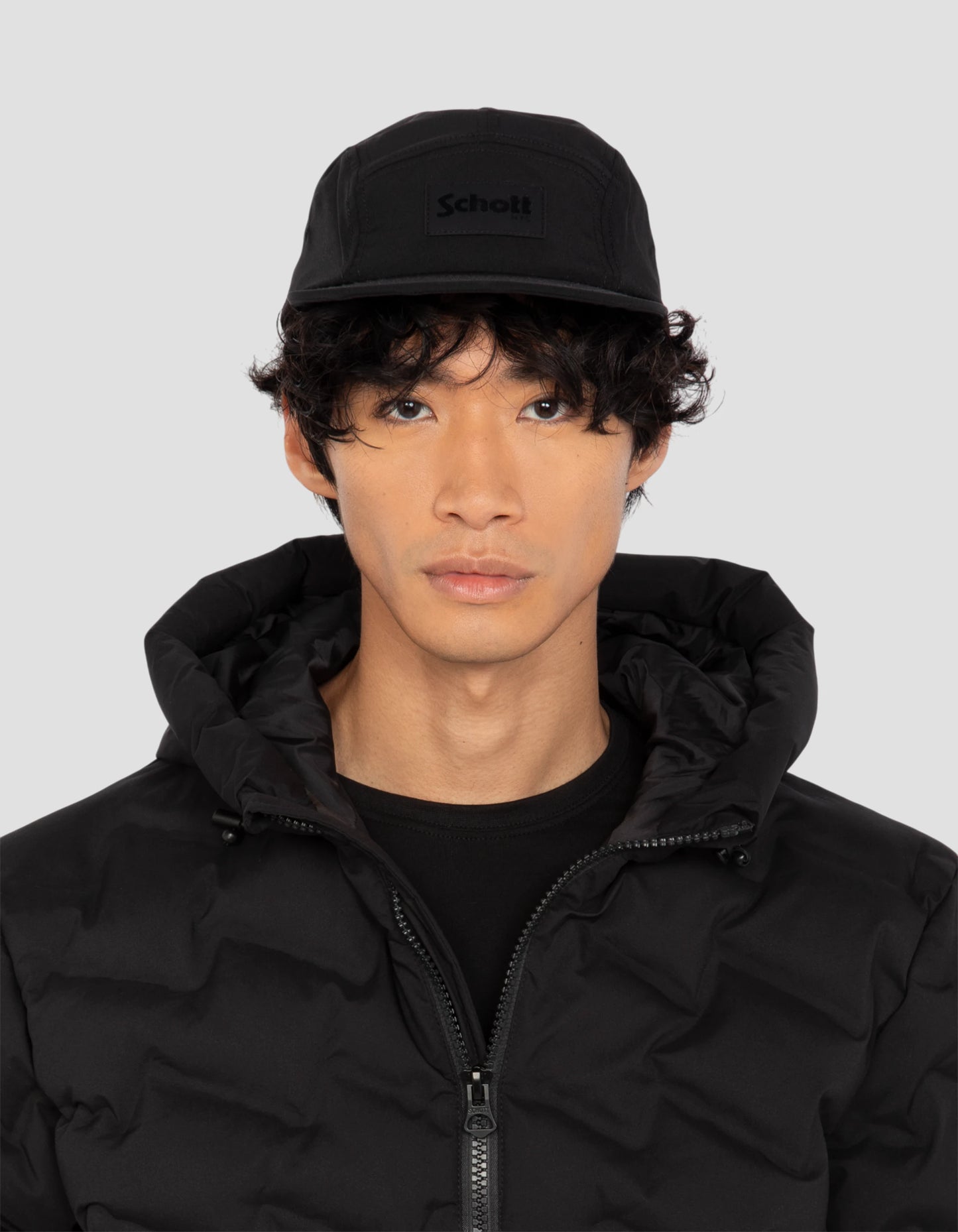 Schwarze Kapuzenjacke mit geschweißter, nahtloser Matratze