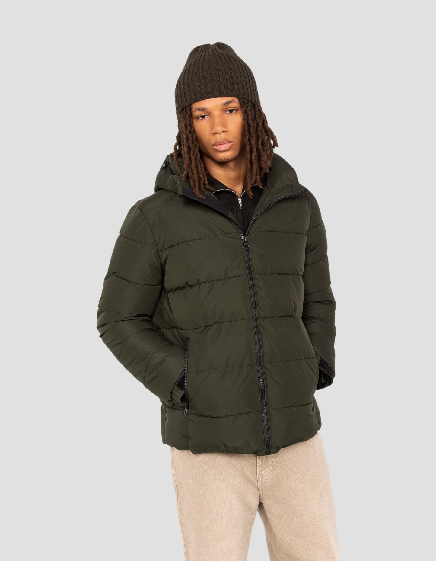 Anorak caqui oscuro con capucha