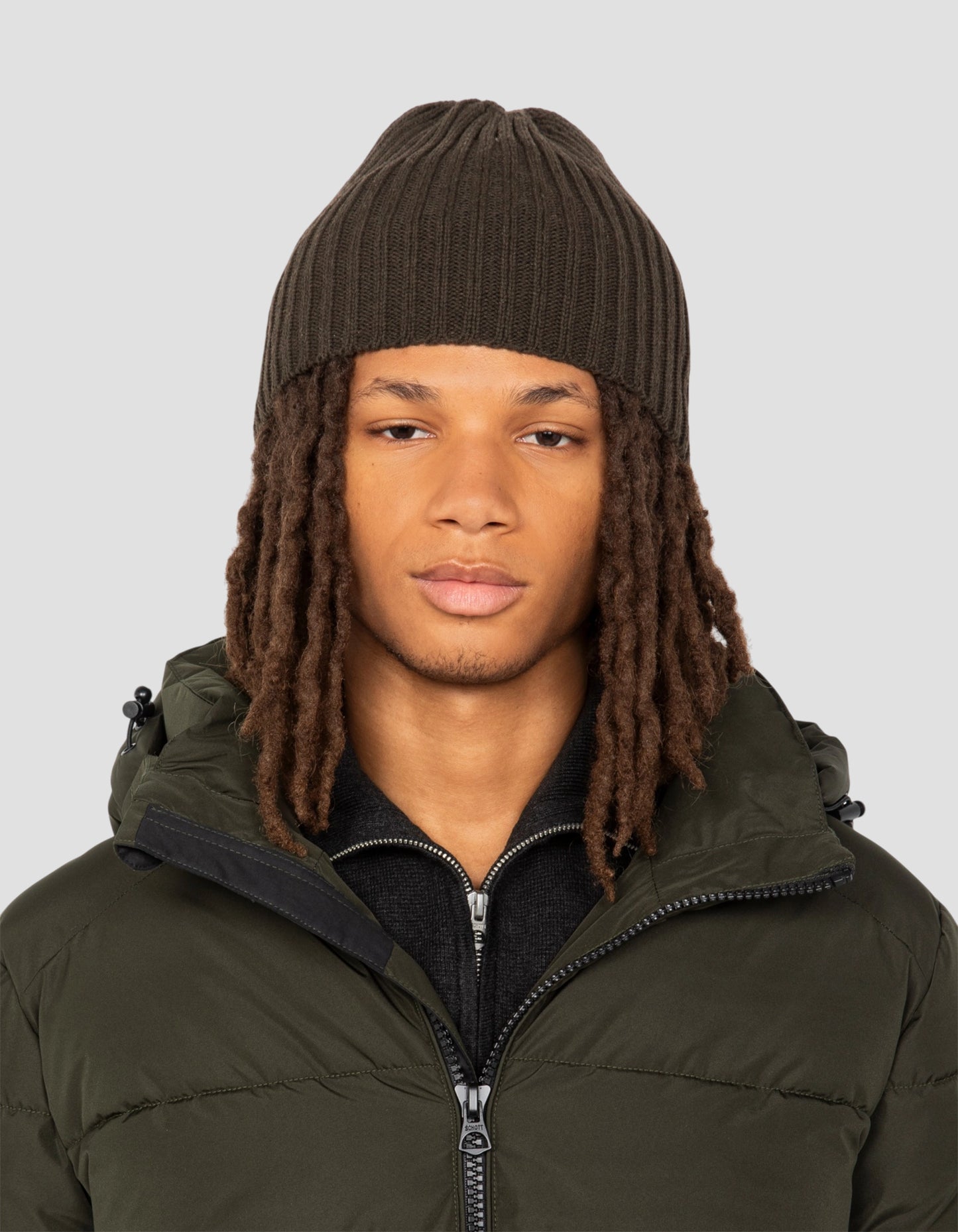 Anorak caqui oscuro con capucha
