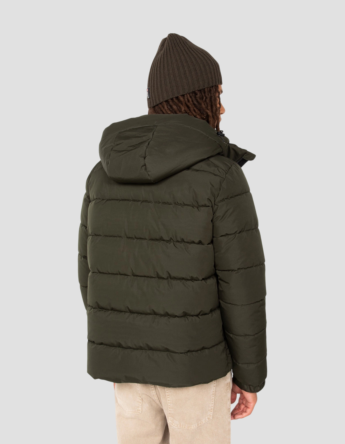 Anorak caqui oscuro con capucha