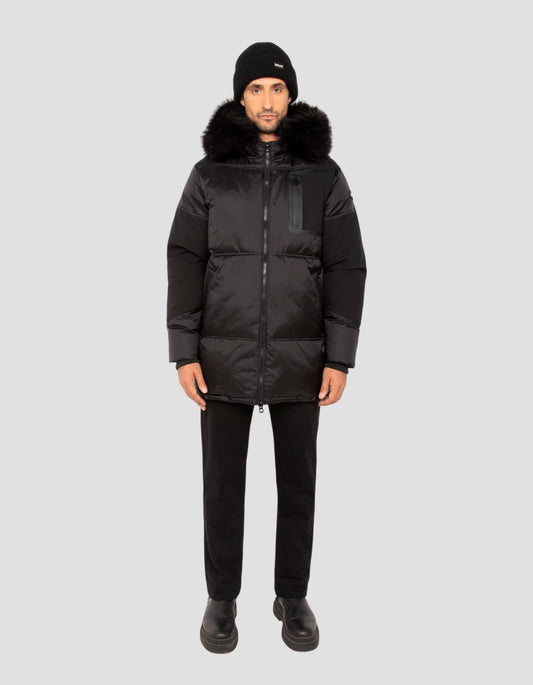 Parka negra con capucha de dos materiales