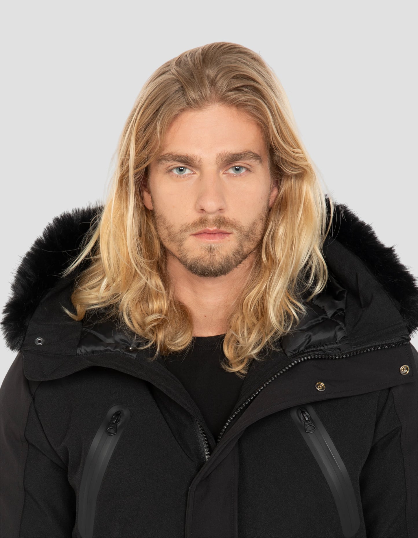 Giacca nera con cappuccio urbano, guscio morbido