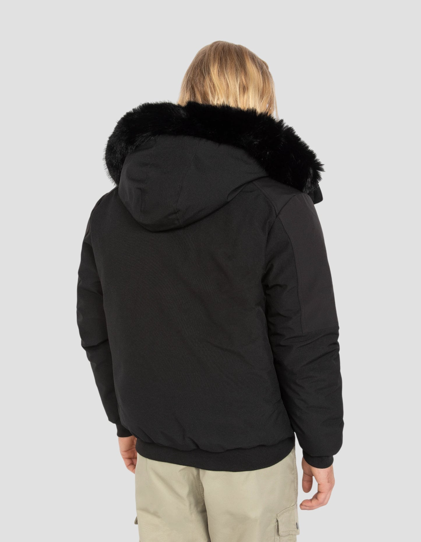 Giacca nera con cappuccio urbano, guscio morbido