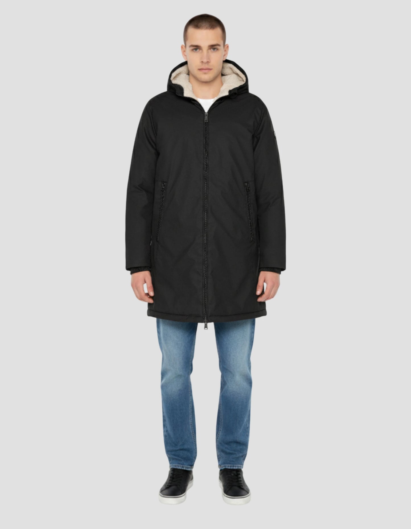 Langer schwarzer Windjäger mit Sherpa ausgekleidet