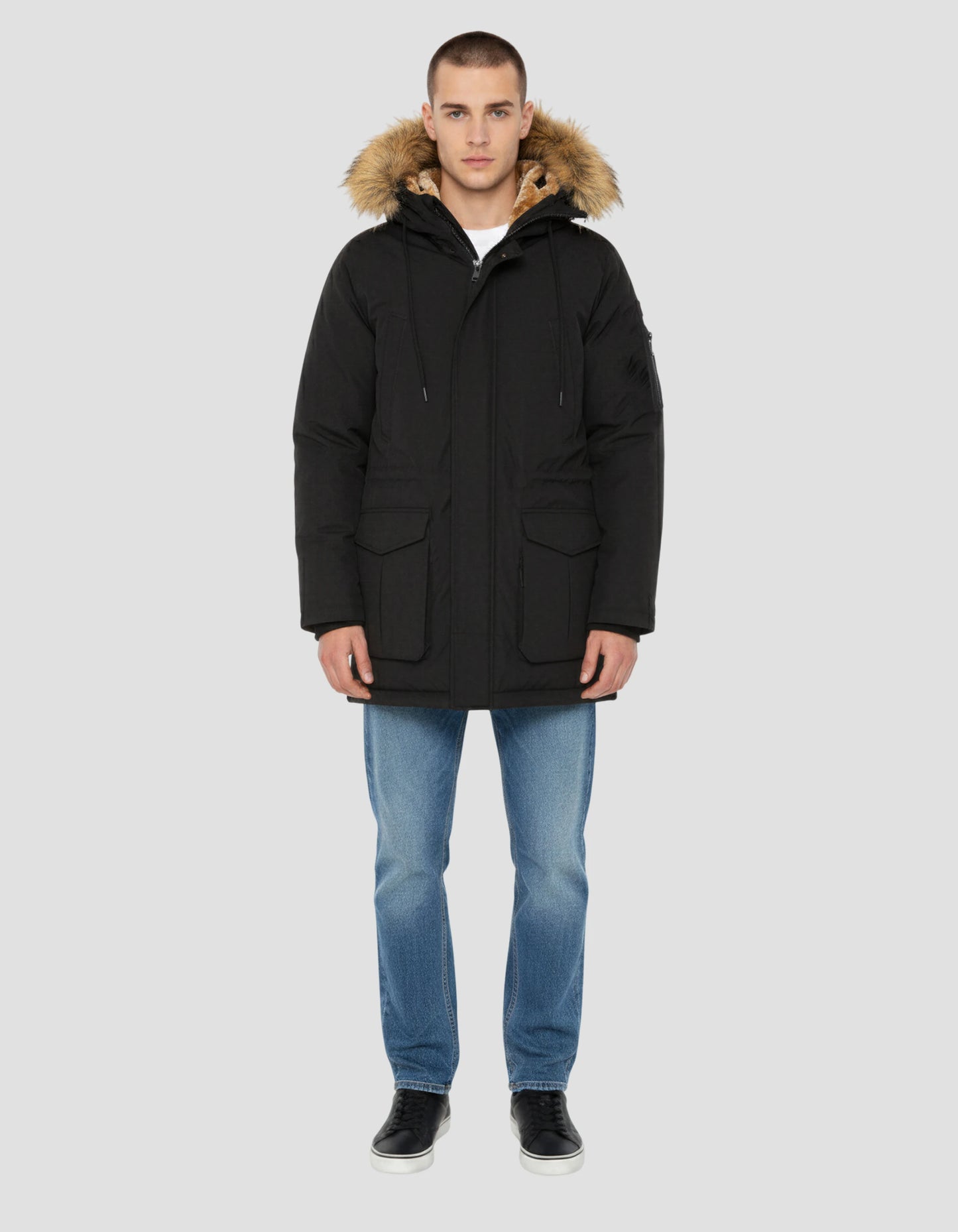 Schwarzer Kapuzenparka