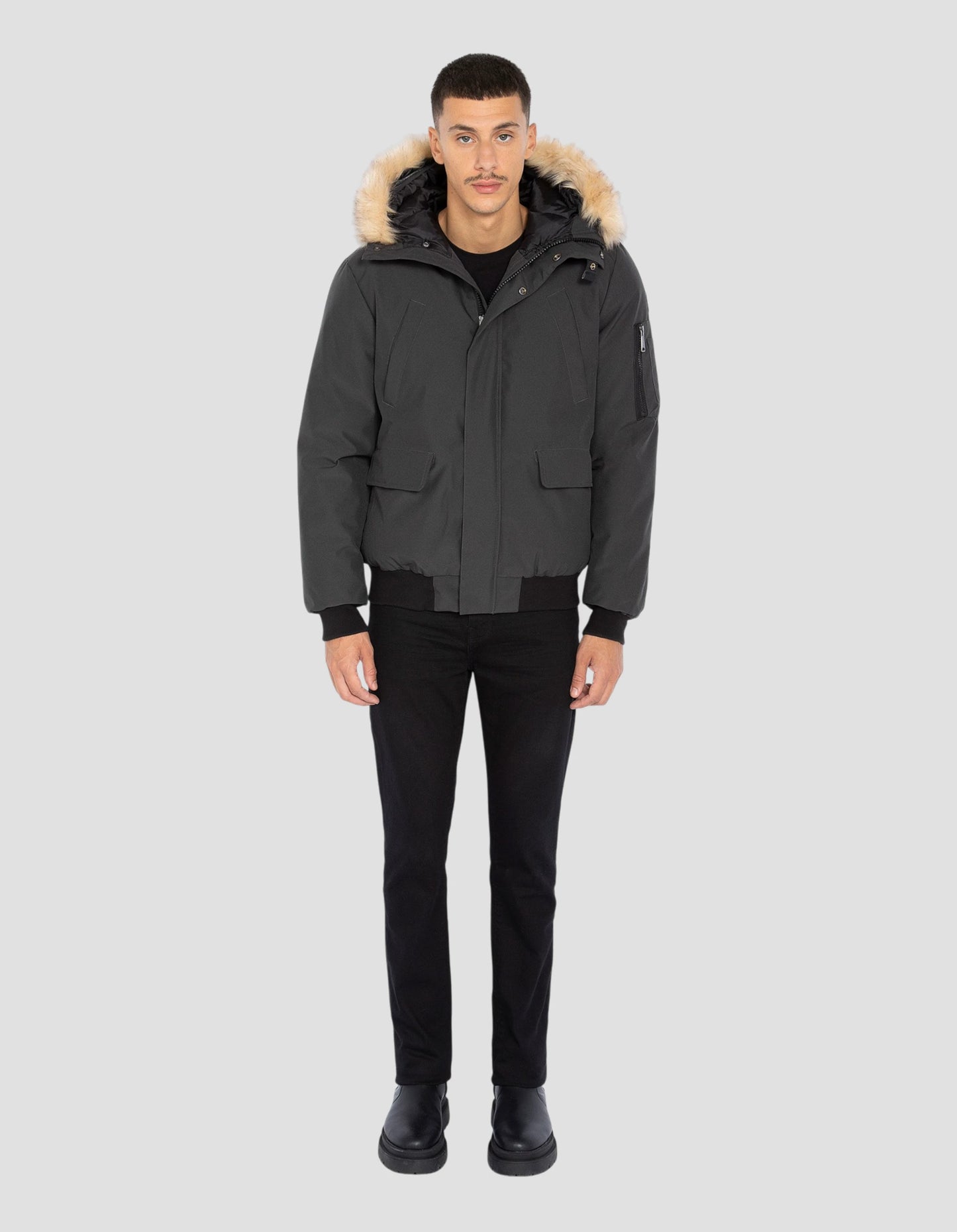 Parka courte anthracite à capuche avec fausse fourrure