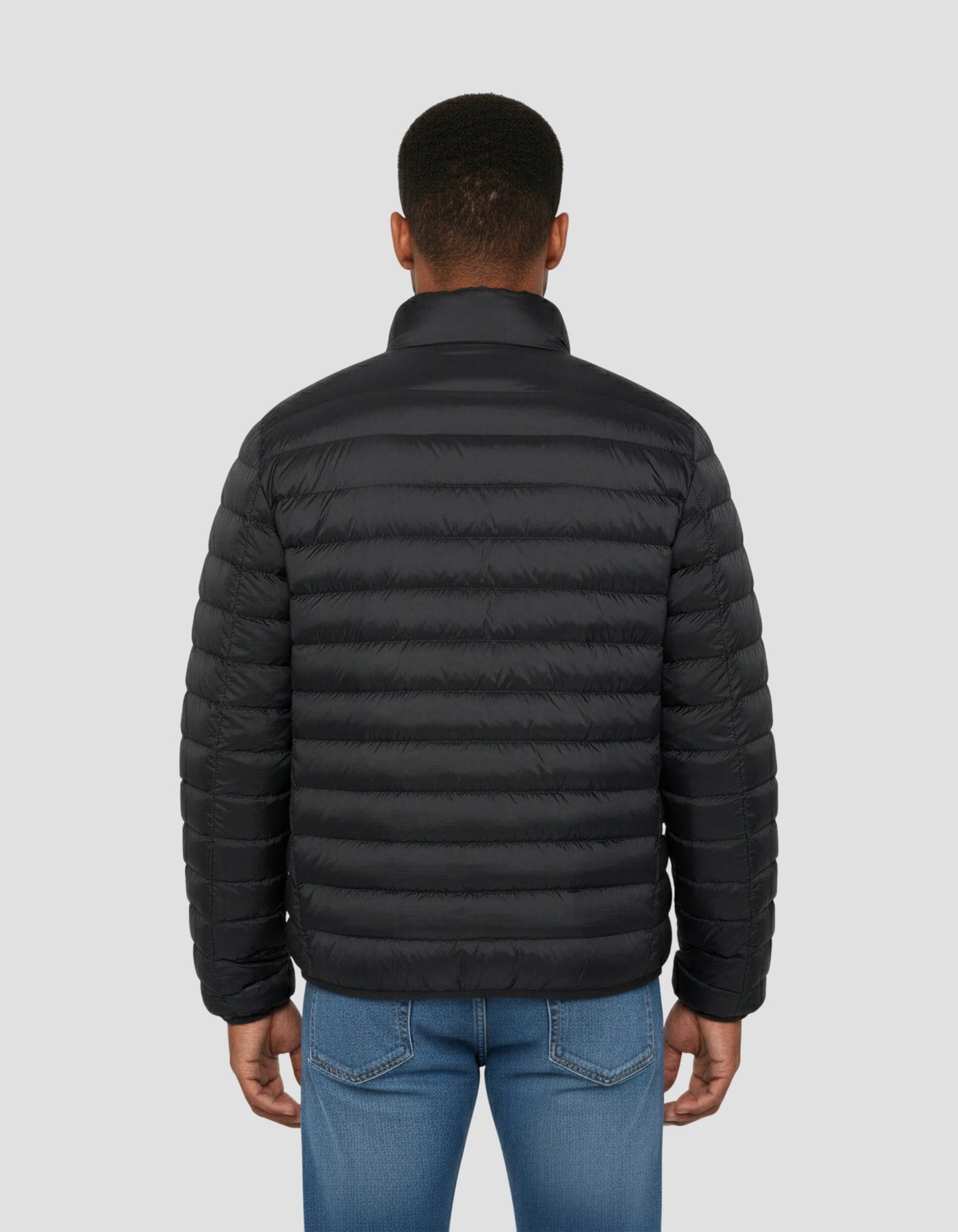 Ultra helles Jacke schwarzer Mann