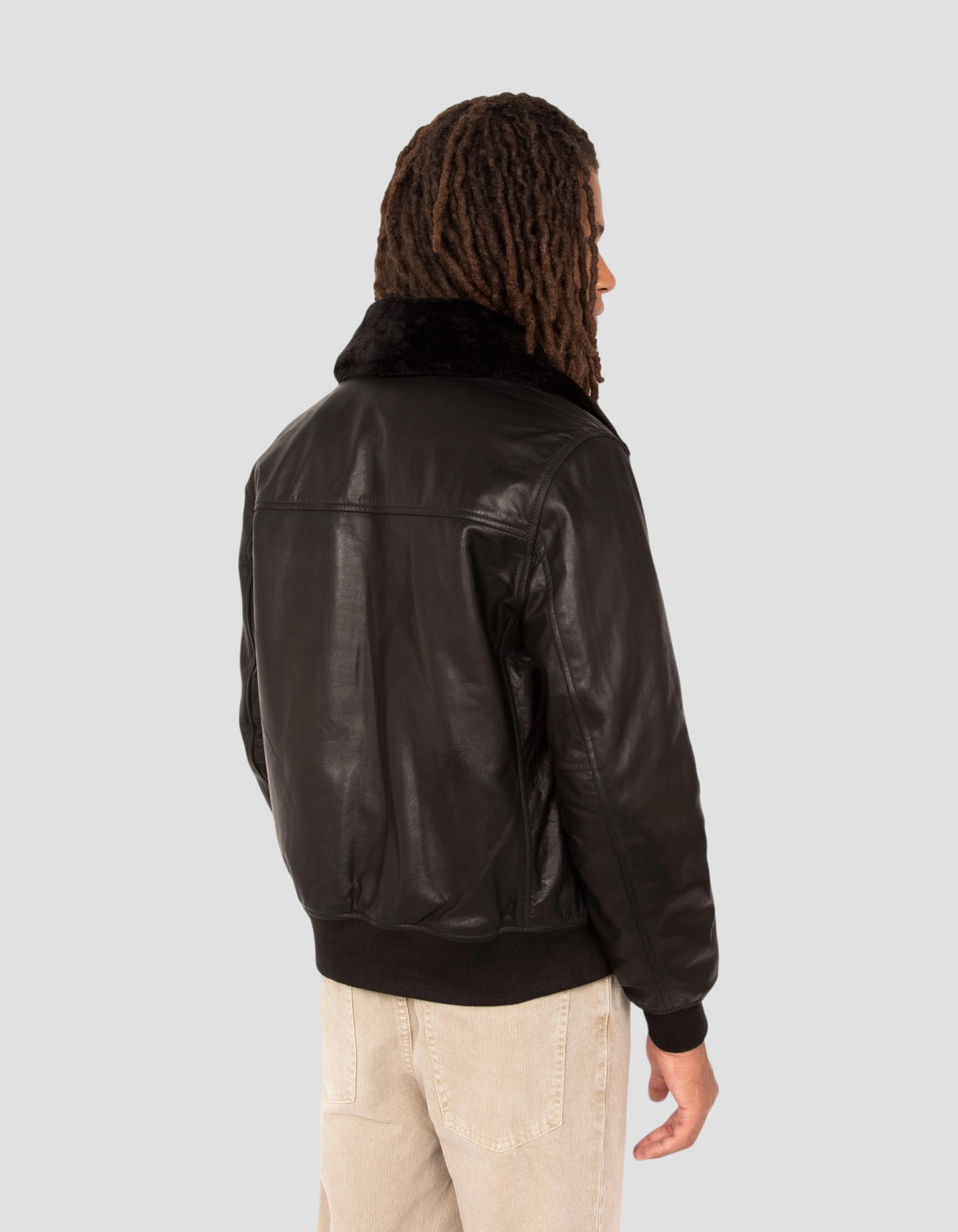 Schwarze Pilotenjacke, Büffelleder