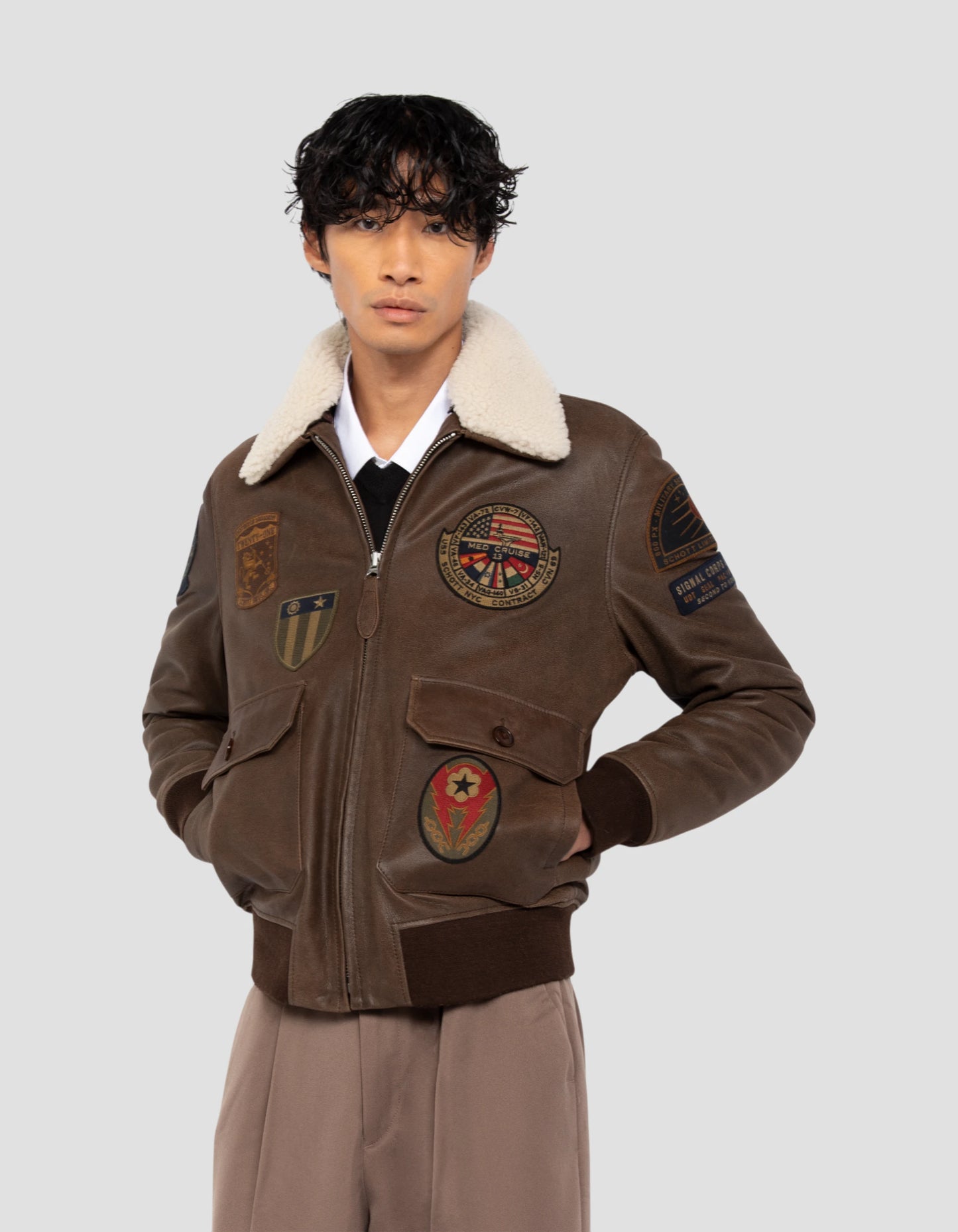 Blouson marron aviateur vintage badgé, cuir de chèvre