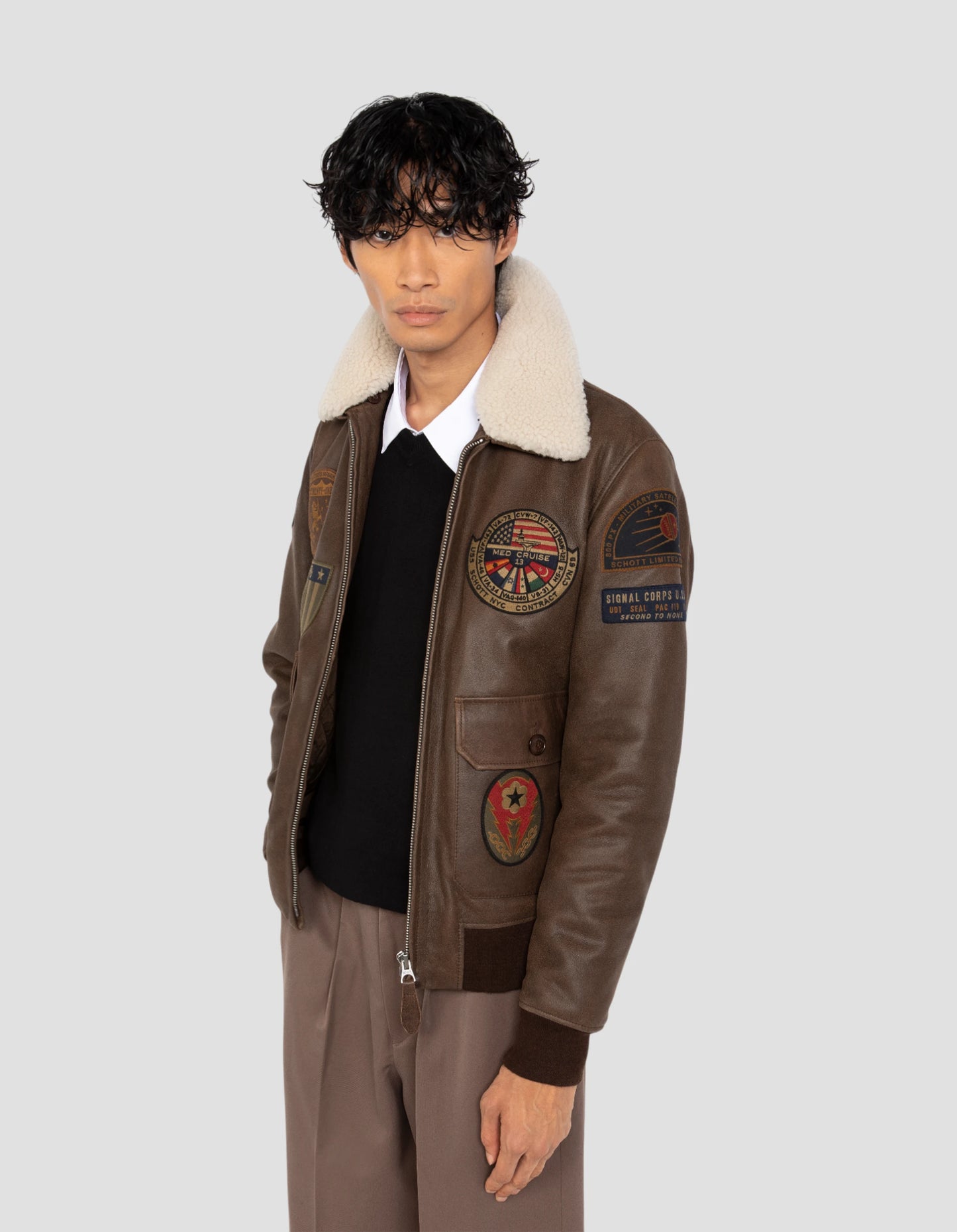 Blouson marron aviateur vintage badgé, cuir de chèvre