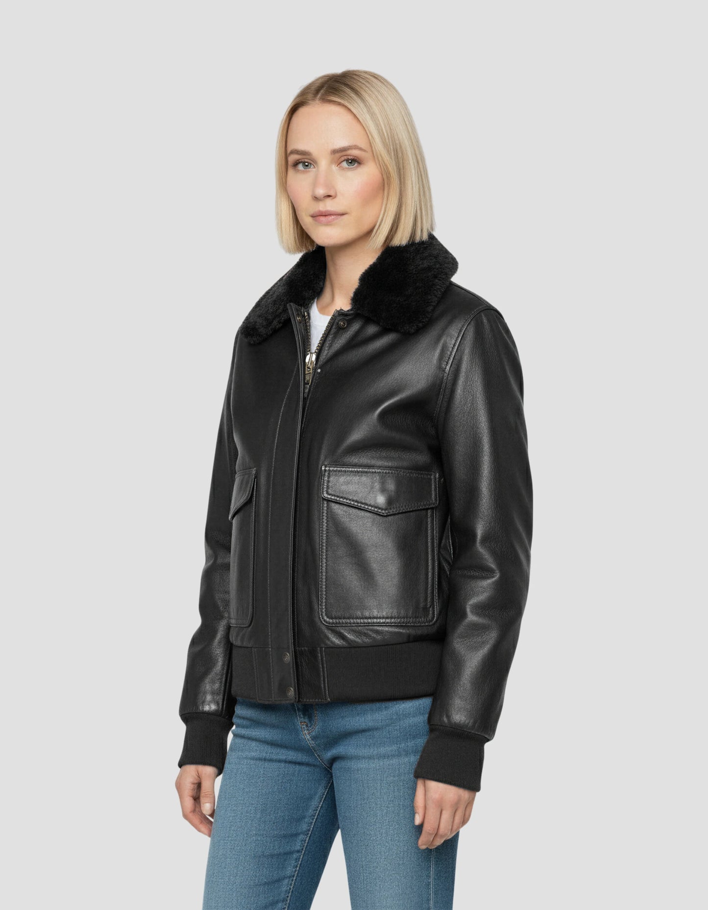 Schwarze Jacke mit abnehmbarem Kunstpelzkragen