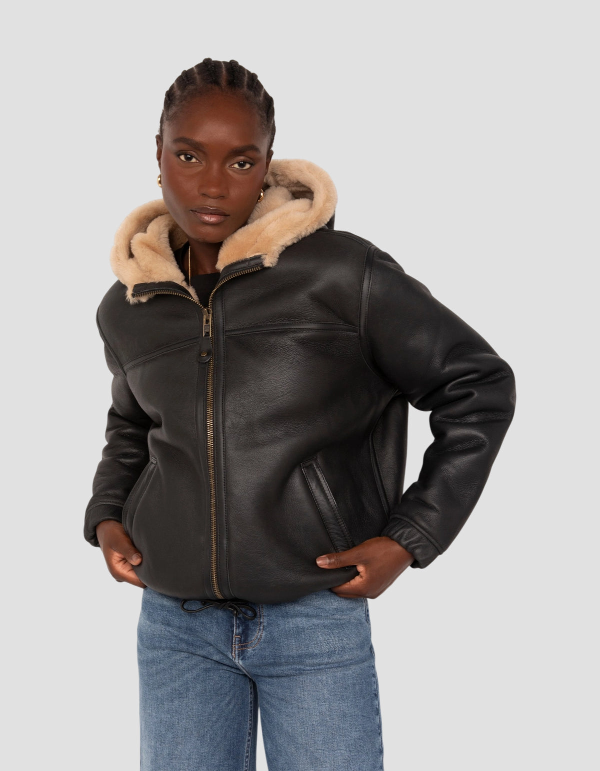Giubbotto bomber nero e beige con cappuccio in montone double face