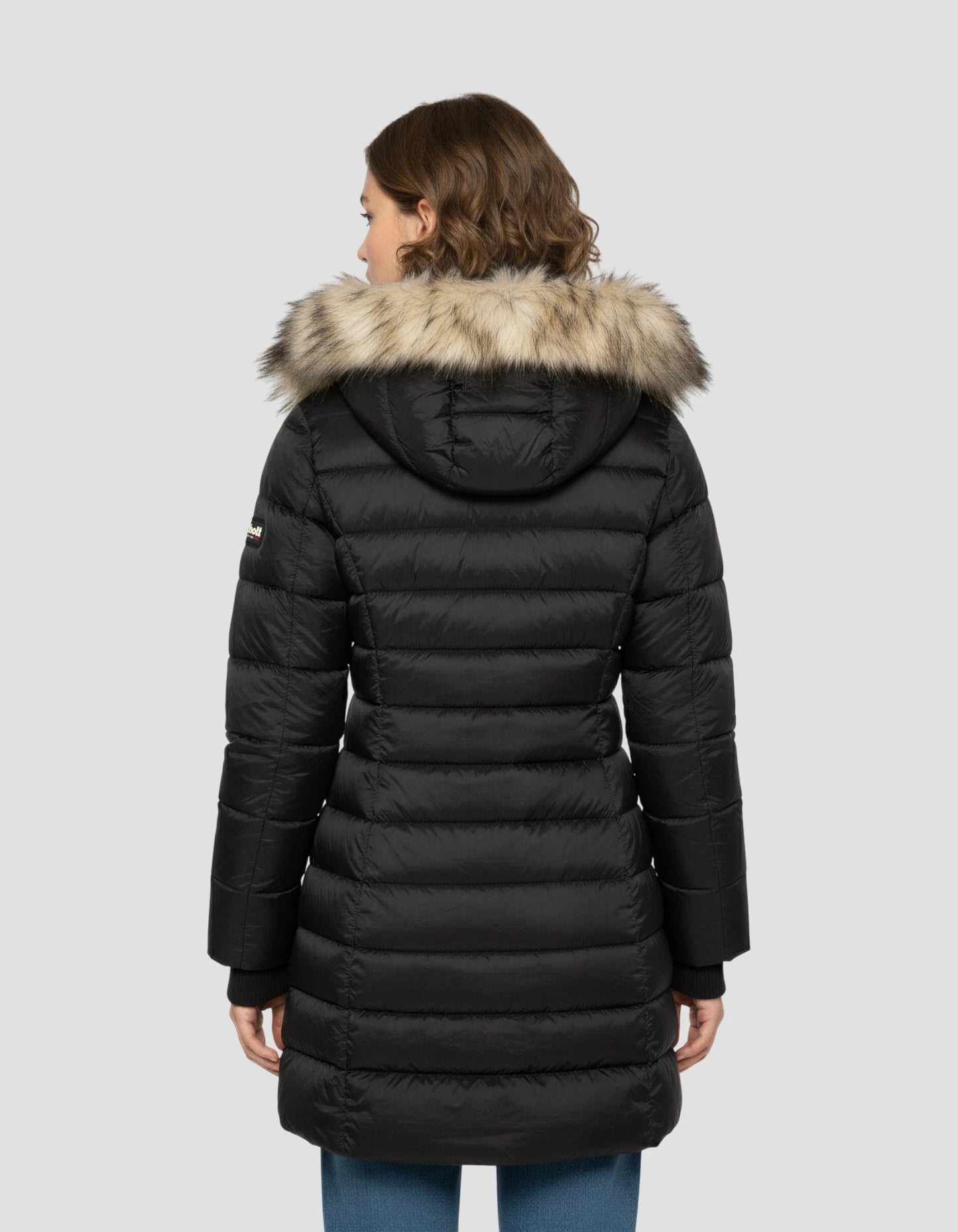 Chaqueta negra con cuello de piel sintética extraíble