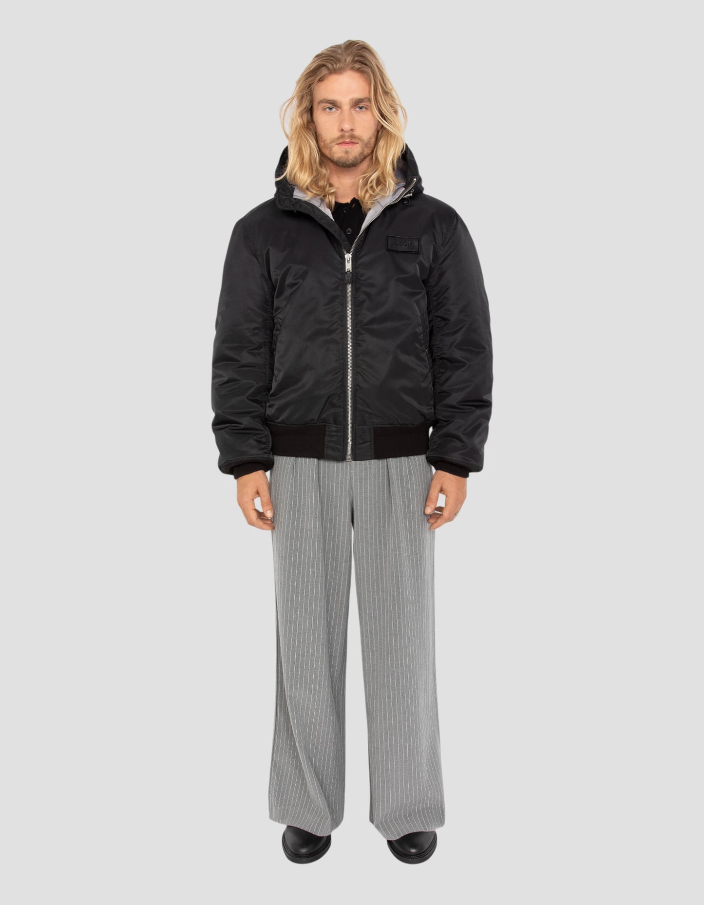 Schwarzer Bomber mit recyceltem Nylon gewaschen