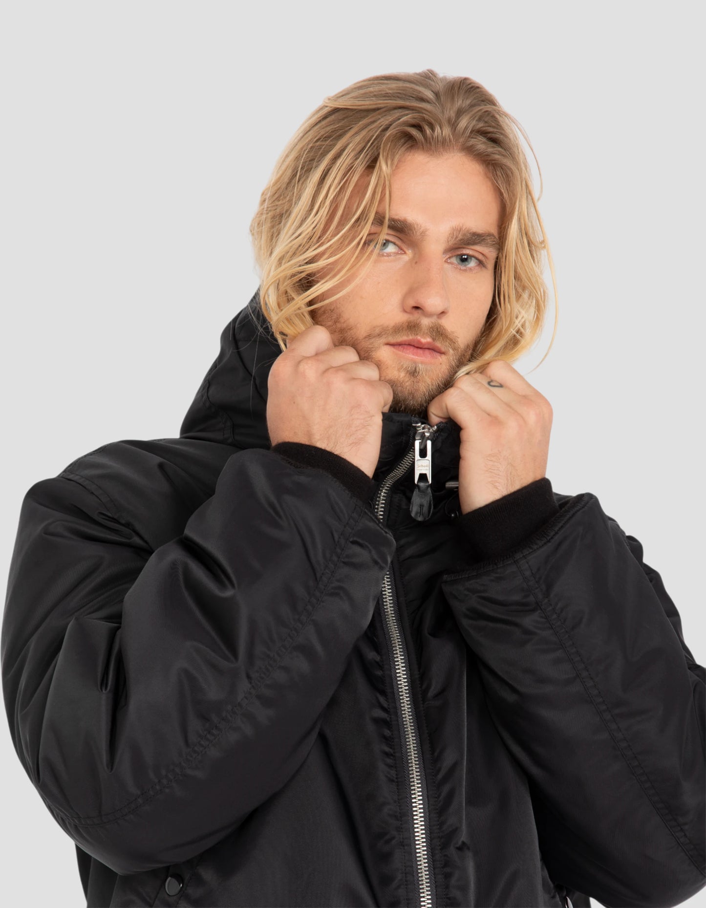 Schwarzer Bomber mit recyceltem Nylon gewaschen