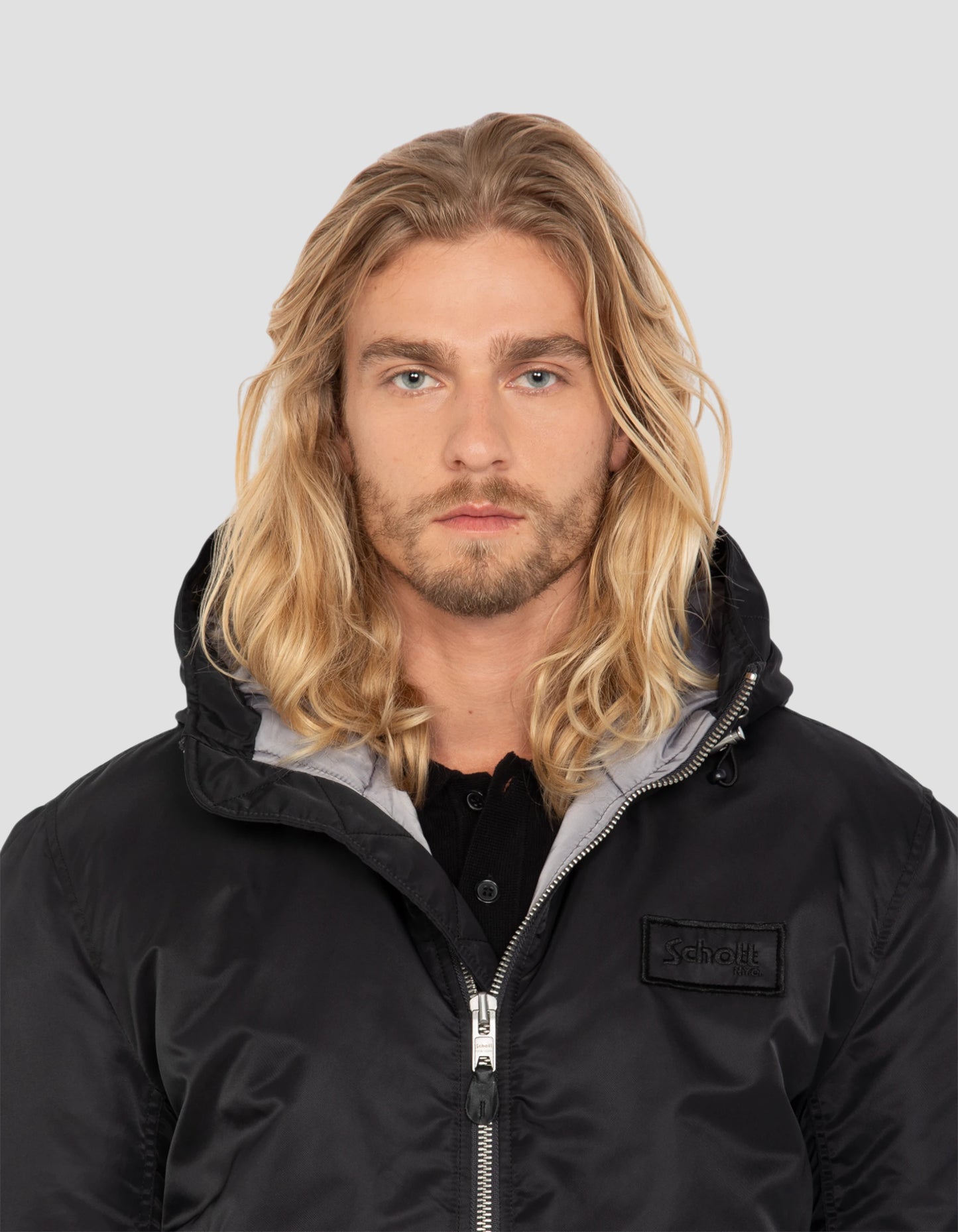 Schwarzer Bomber mit recyceltem Nylon gewaschen