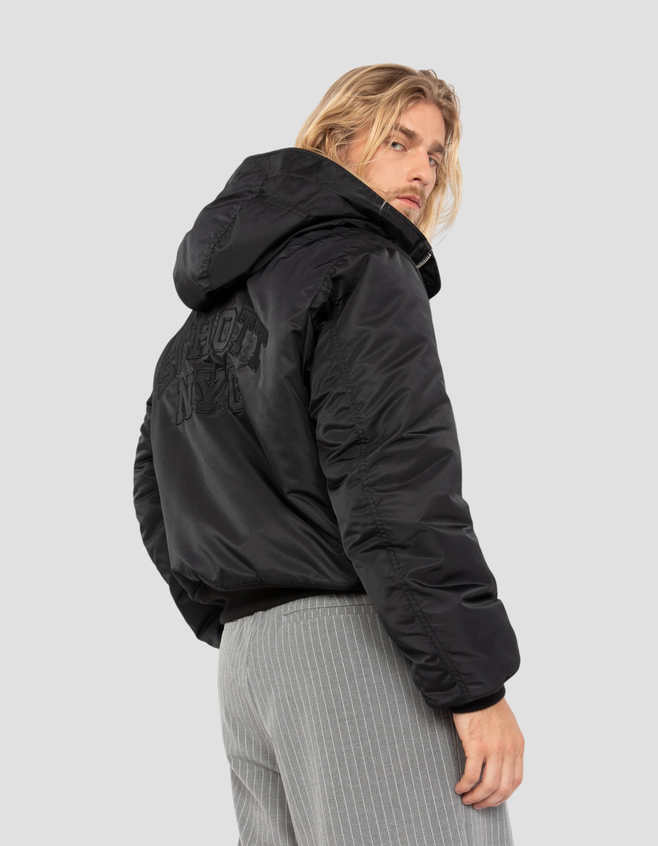 Schwarzer Bomber mit recyceltem Nylon gewaschen-5