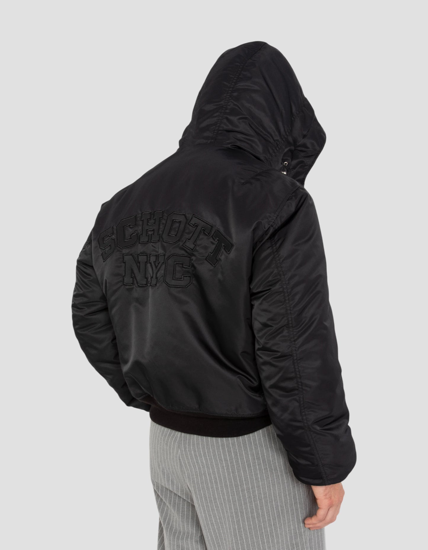 Schwarzer Bomber mit recyceltem Nylon gewaschen