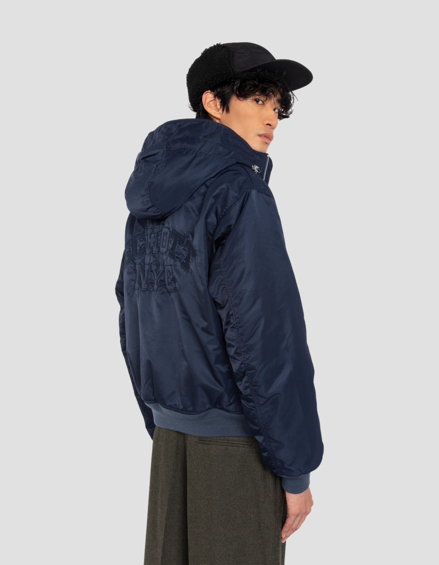 Dunkler dunkelblauer Bomber mit recycelter Nylonhaube gewaschen