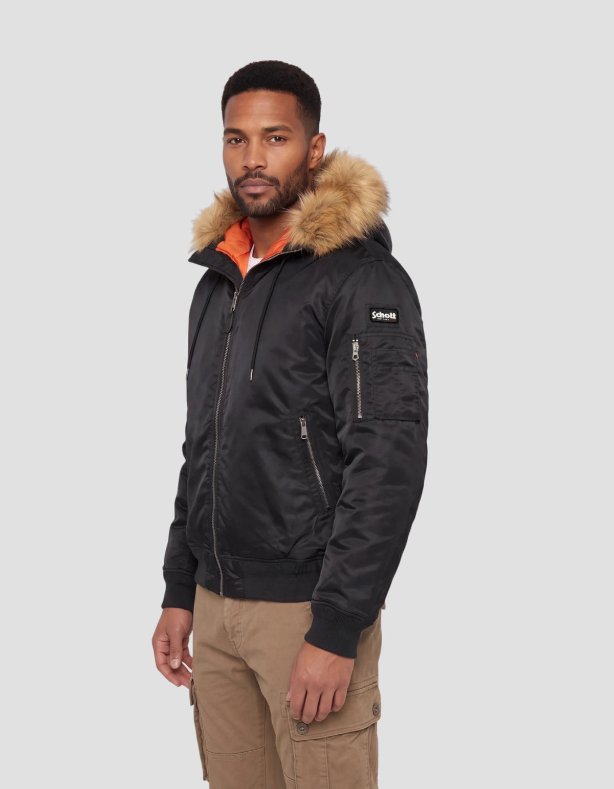 Cazadora bomber negra con capucha de pelo sintético