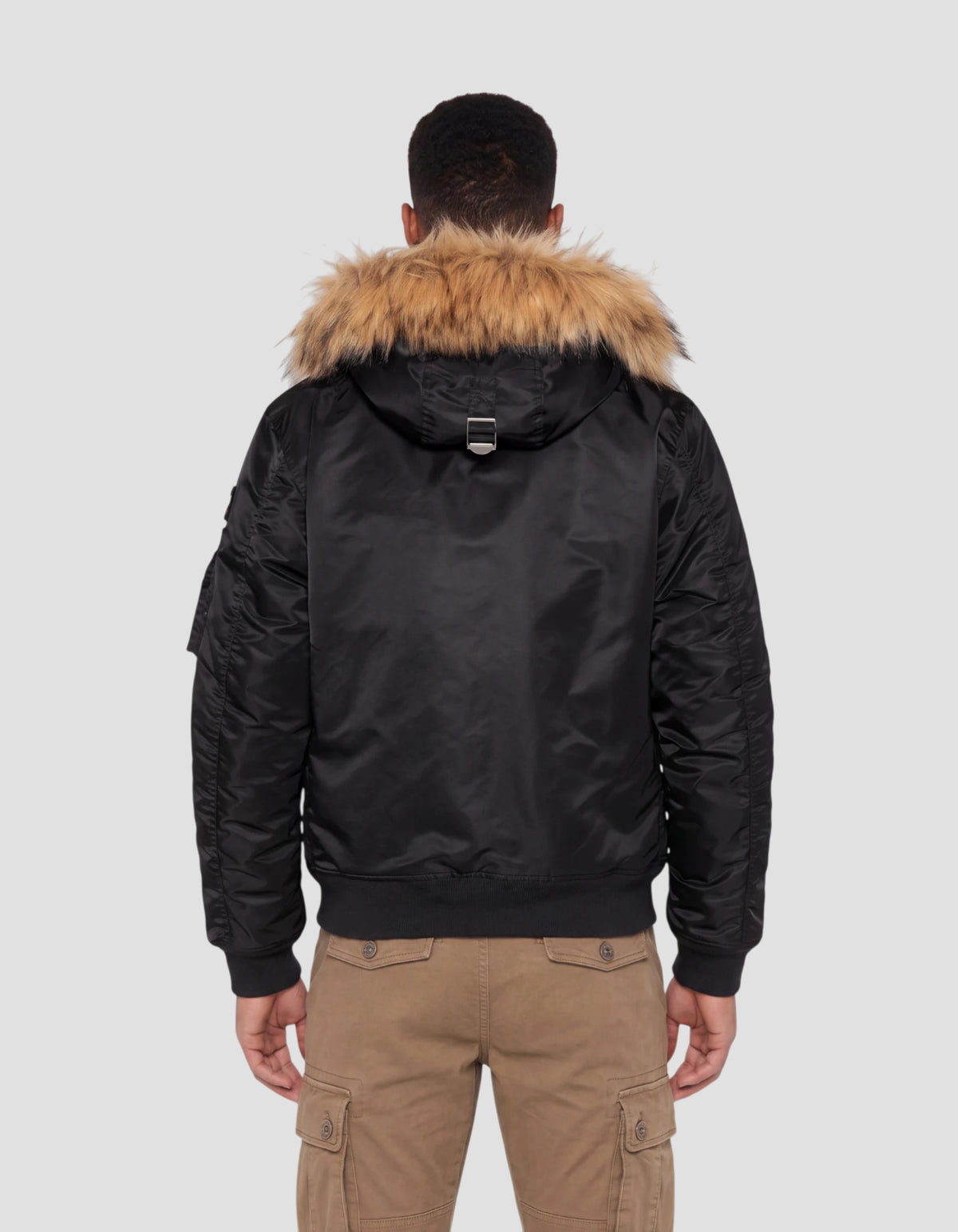 Cazadora bomber negra con capucha de pelo sintético-4