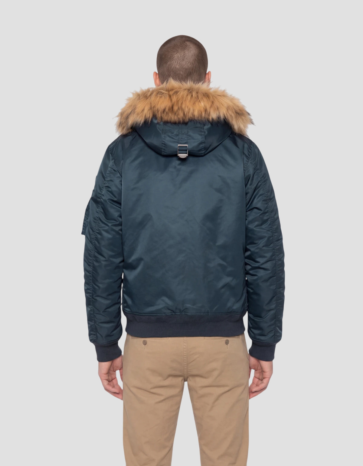 Cazadora bomber azul marino con capucha de pelo sintético