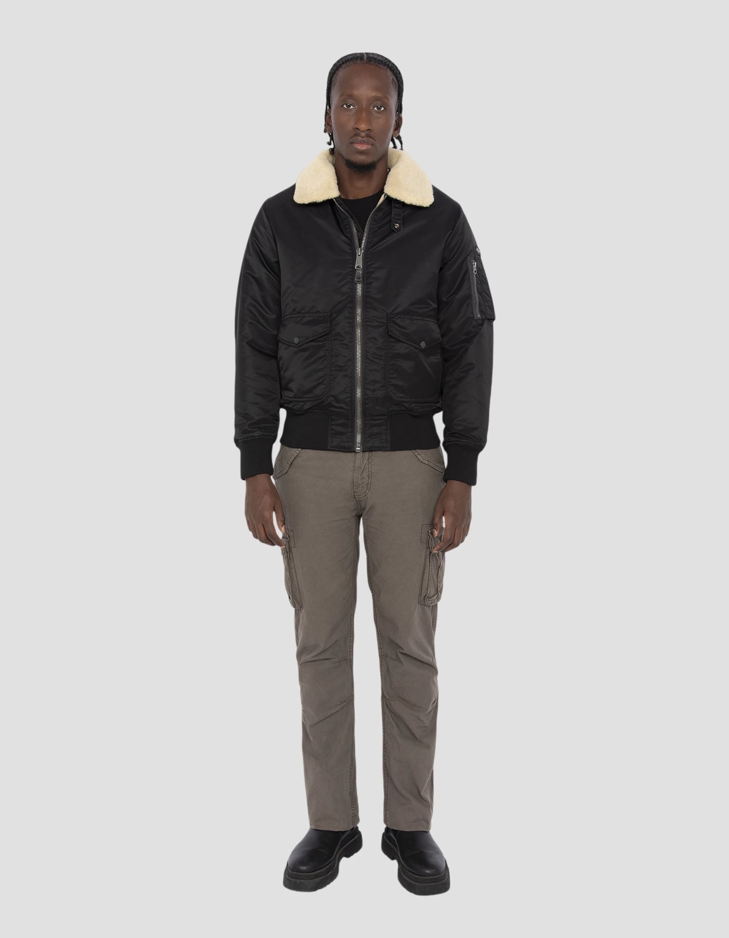 Bombardero piloto negro y beige en nylon reciclado