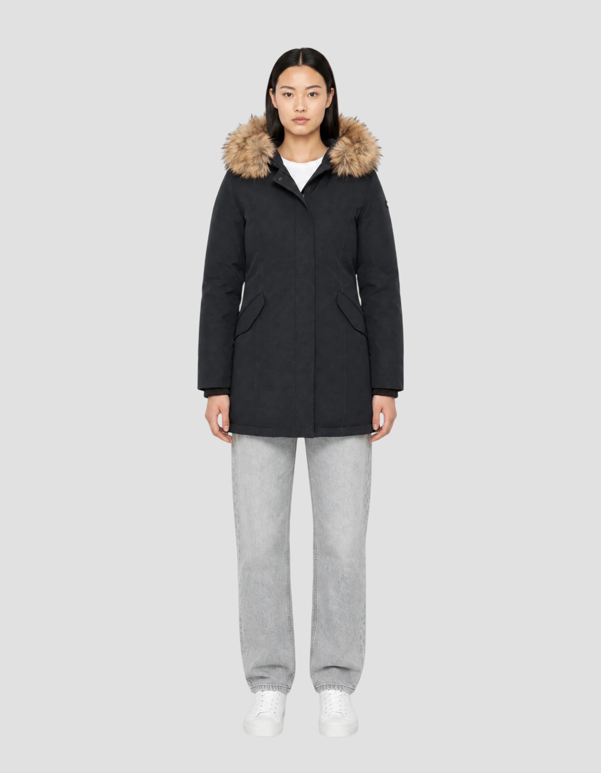 Parka blu navy con cappuccio bordato di pelliccia sintetica