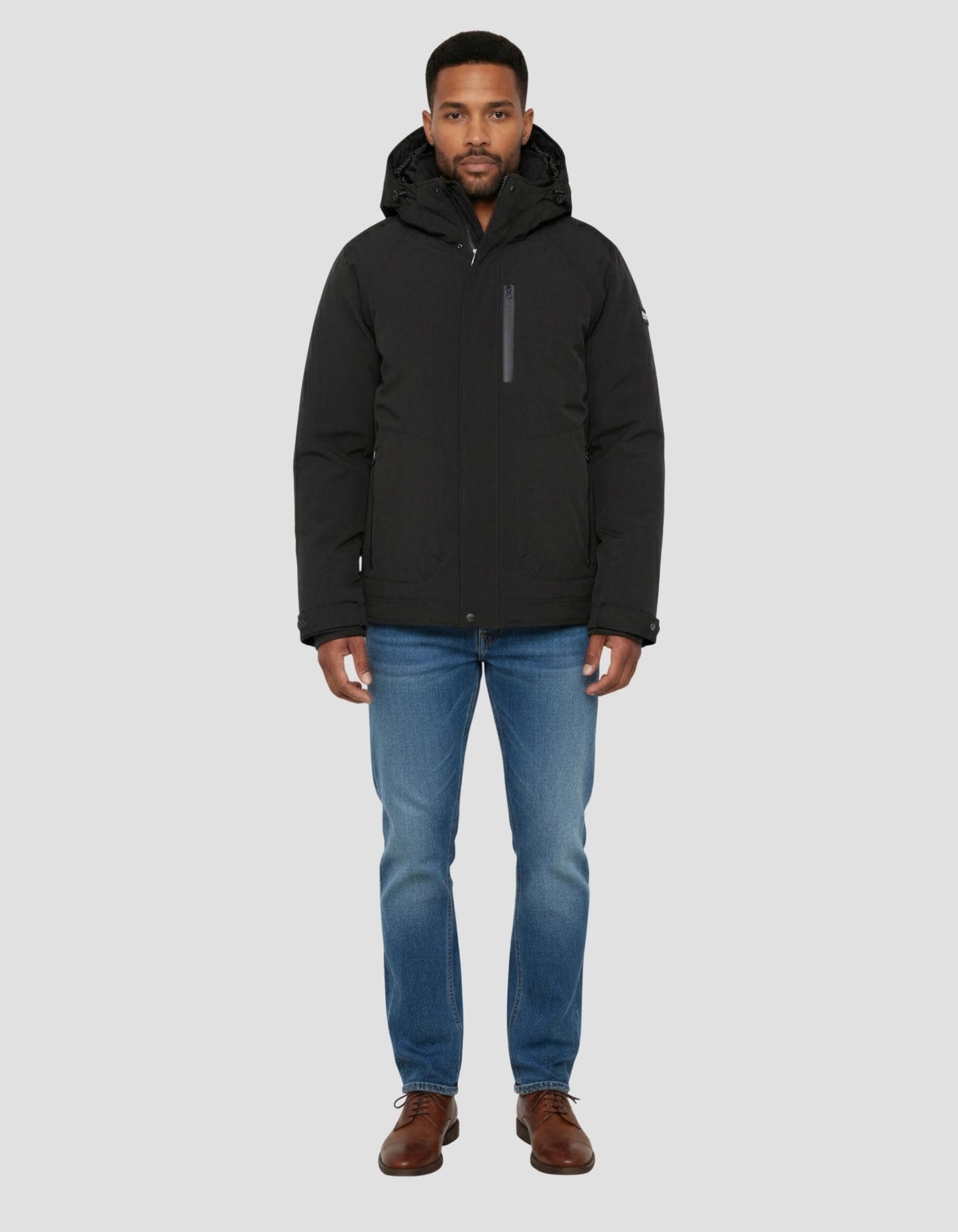 Schwarze Jacke mit Kapuze mit abnehmbarem Plastron