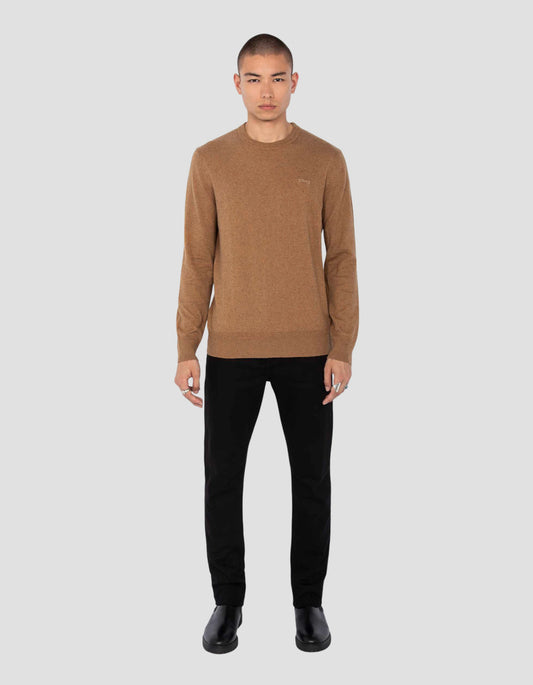 Kamelrundkragen ziehen in feines Netz ein