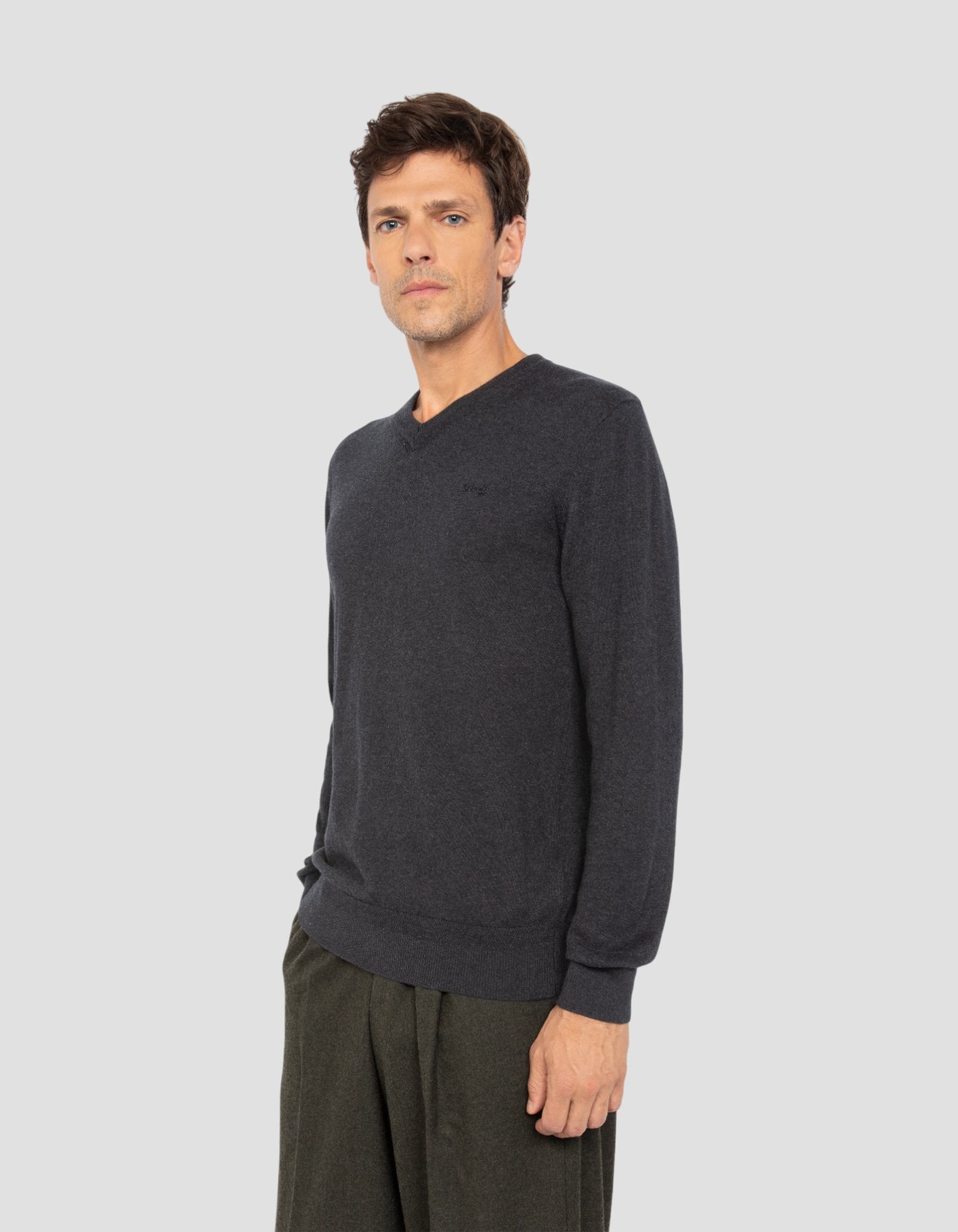 Chinesisch -verdrängte Anthrazit v -Neck