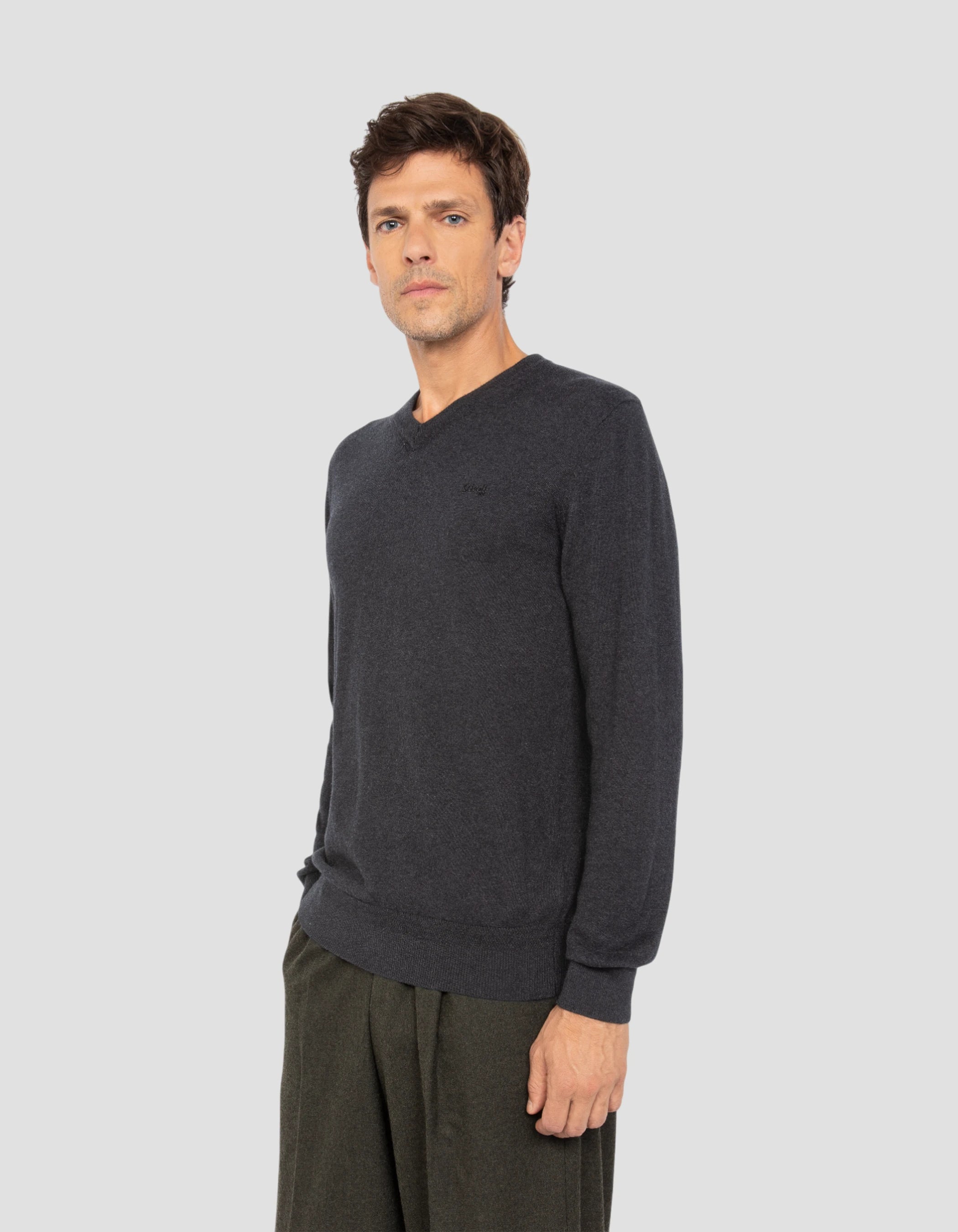 Chinesisch -verdrängte Anthrazit v -Neck-3