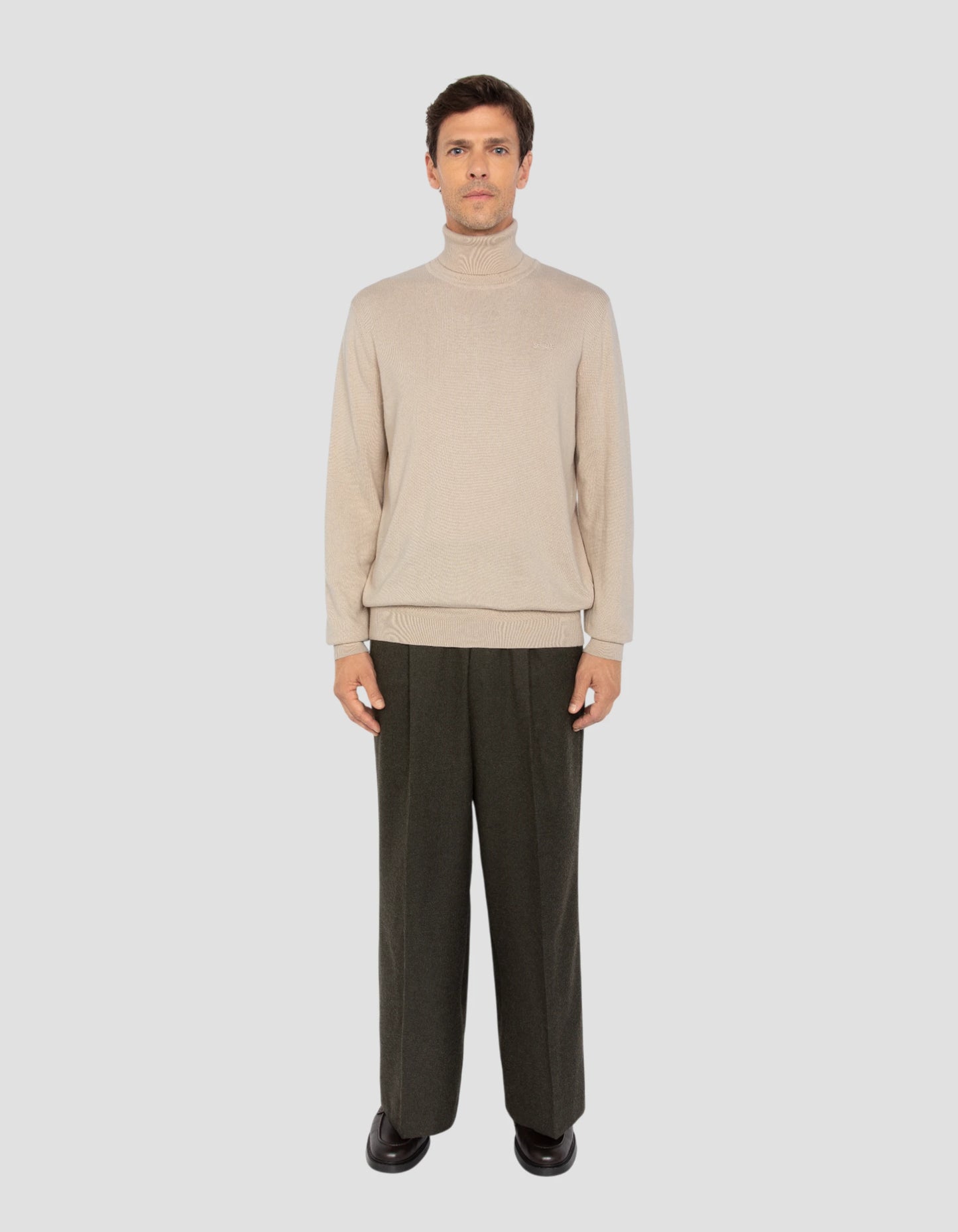 Leichter beige Rollkragenpullover in feinem Netz