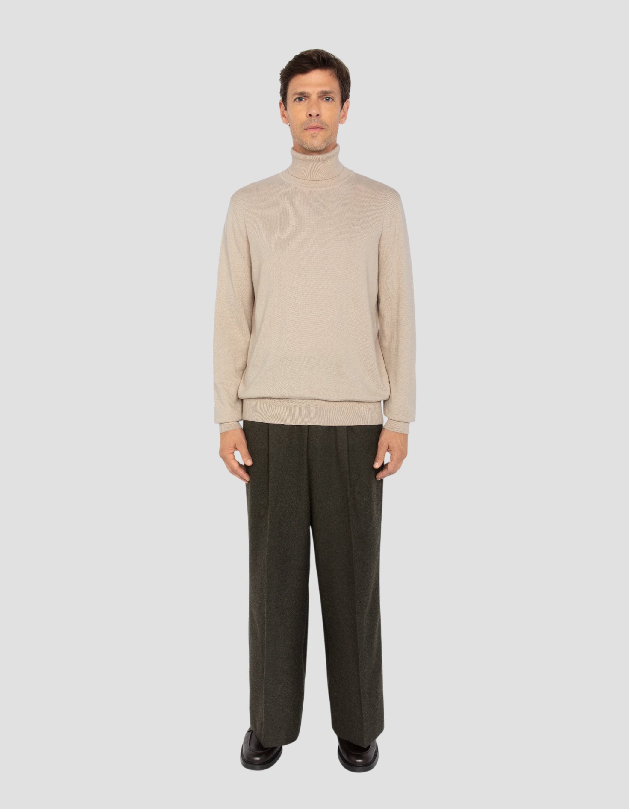 Leichter beige Rollkragenpullover in feinem Netz-1