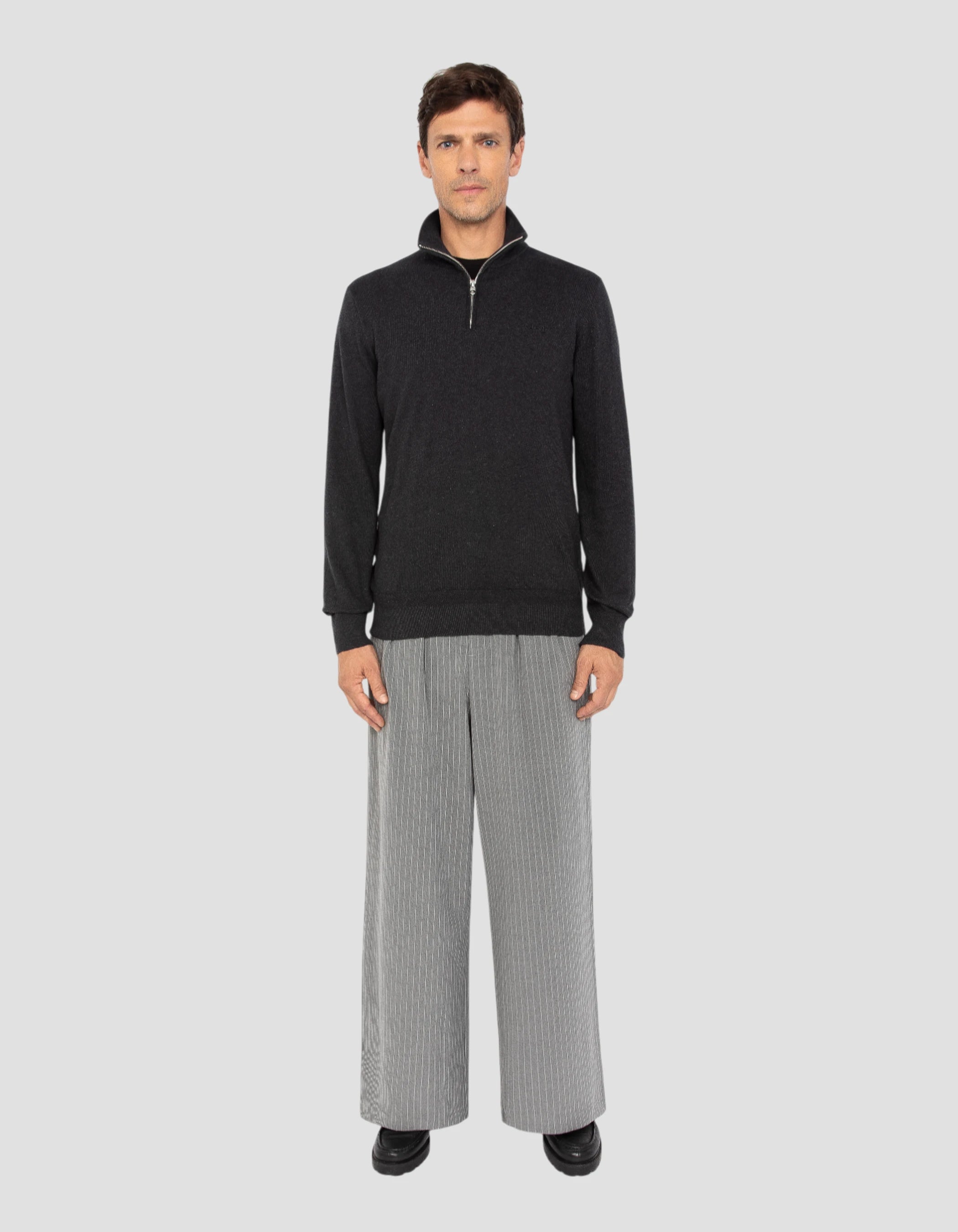 Anthrazit -Trucker, das in feinem Netz chtriert ist-1