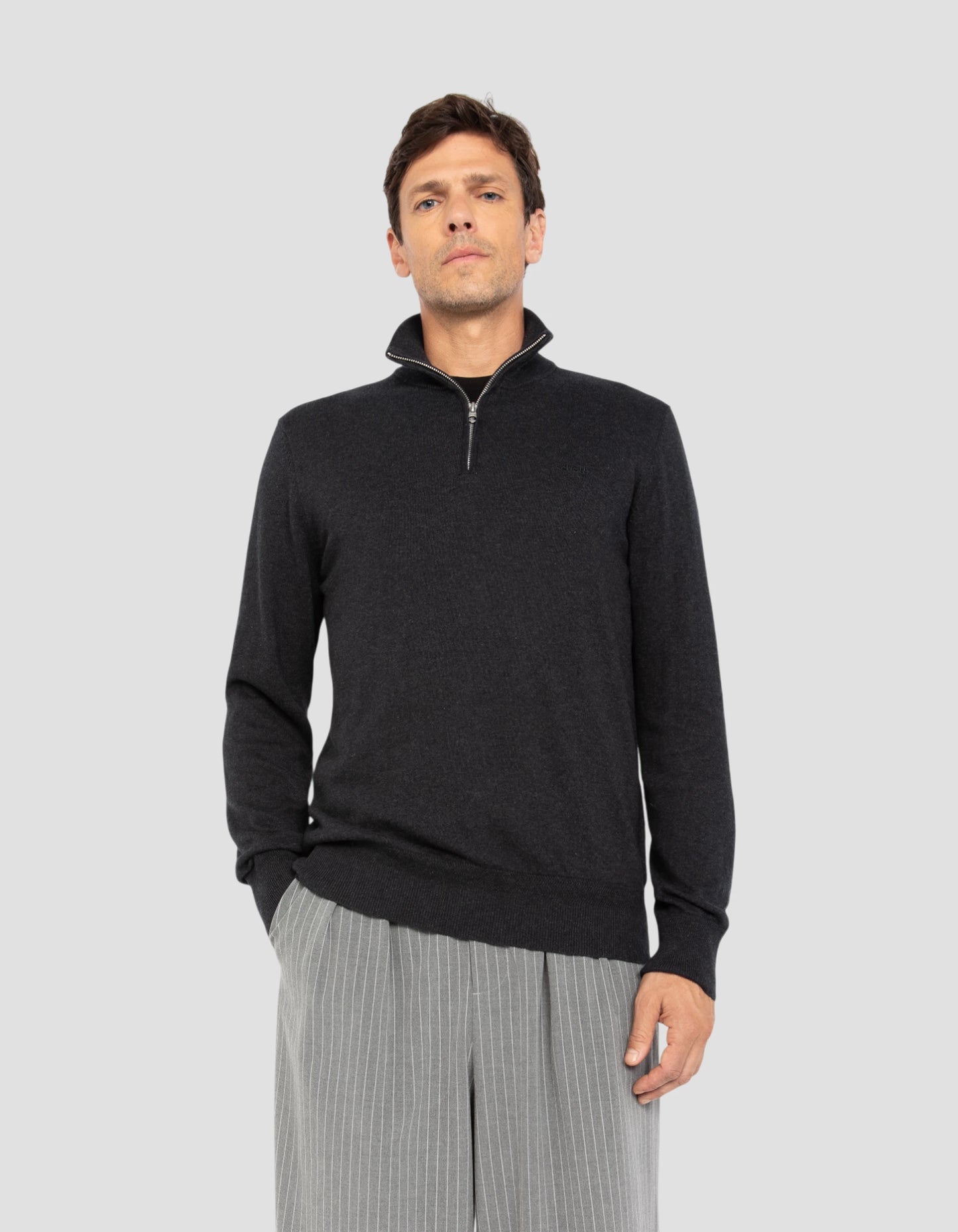 Anthrazit -Trucker, das in feinem Netz chtriert ist