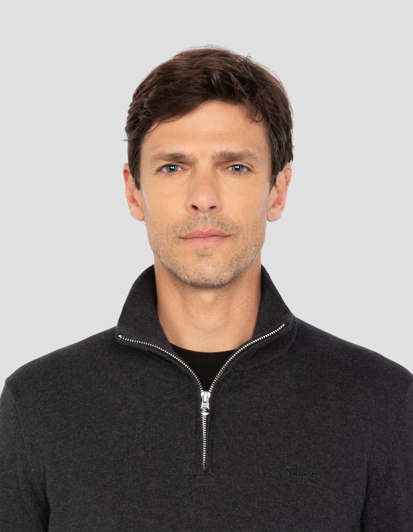 Anthrazit -Trucker, das in feinem Netz chtriert ist