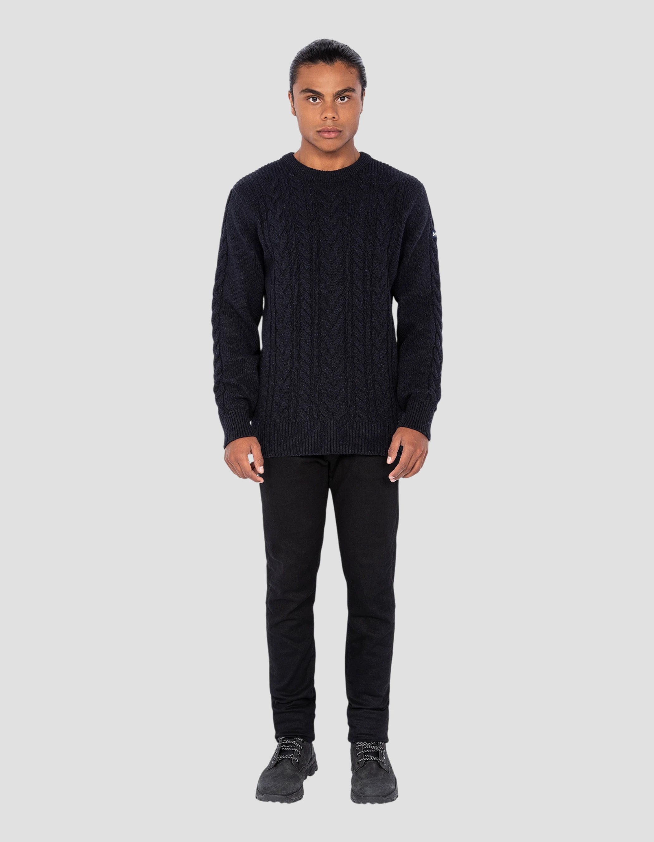 Maglione blu rotondo blu navy con colpi di scena islandesi in filo riciclato-1