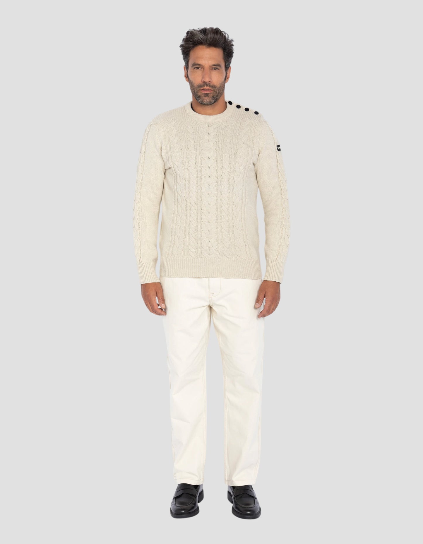 Maglione abbottonato ecru con colpi di scena islandesi in filo riciclato