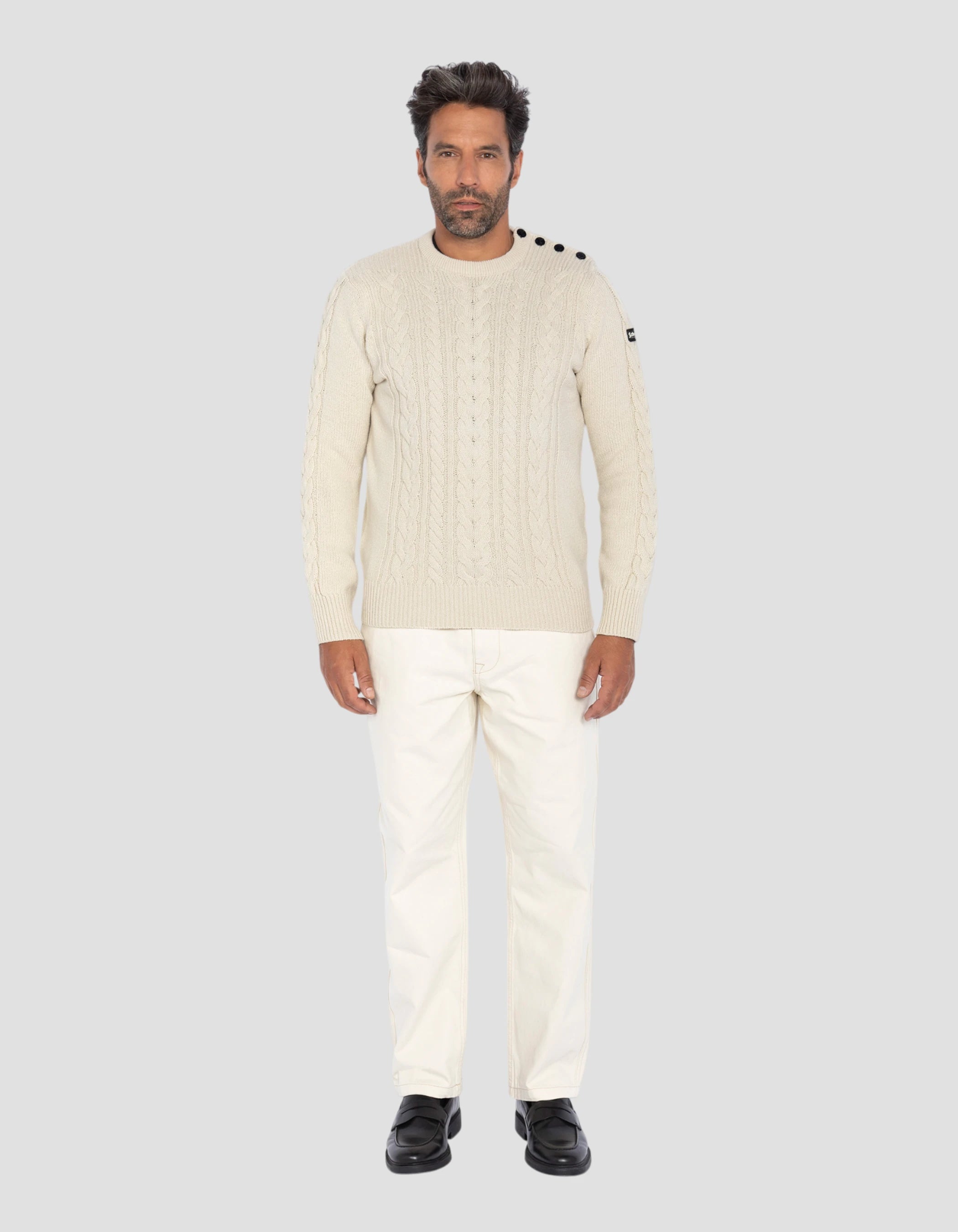 Maglione abbottonato ecru con colpi di scena islandesi in filo riciclato-1