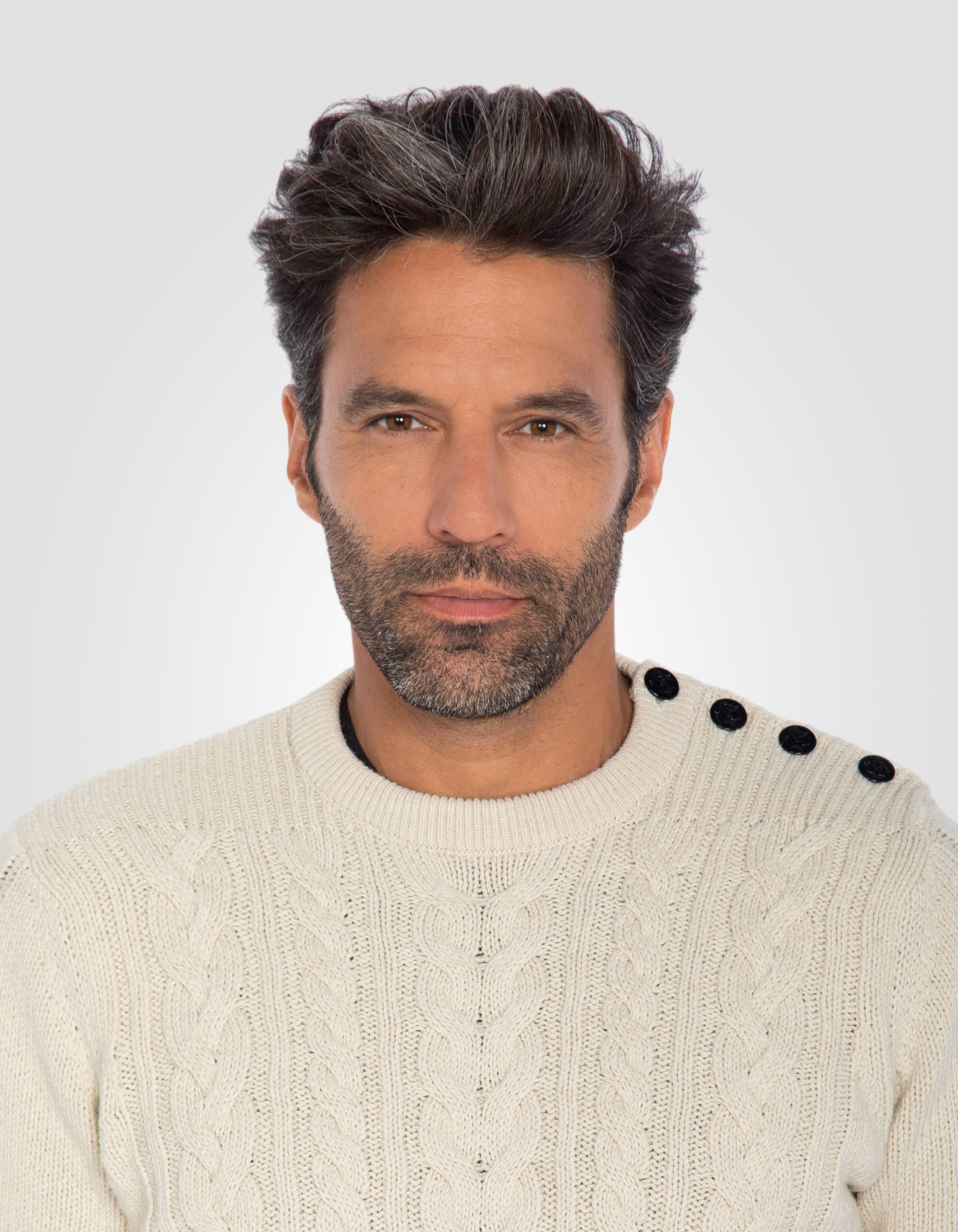 Maglione abbottonato ecru con colpi di scena islandesi in filo riciclato-4