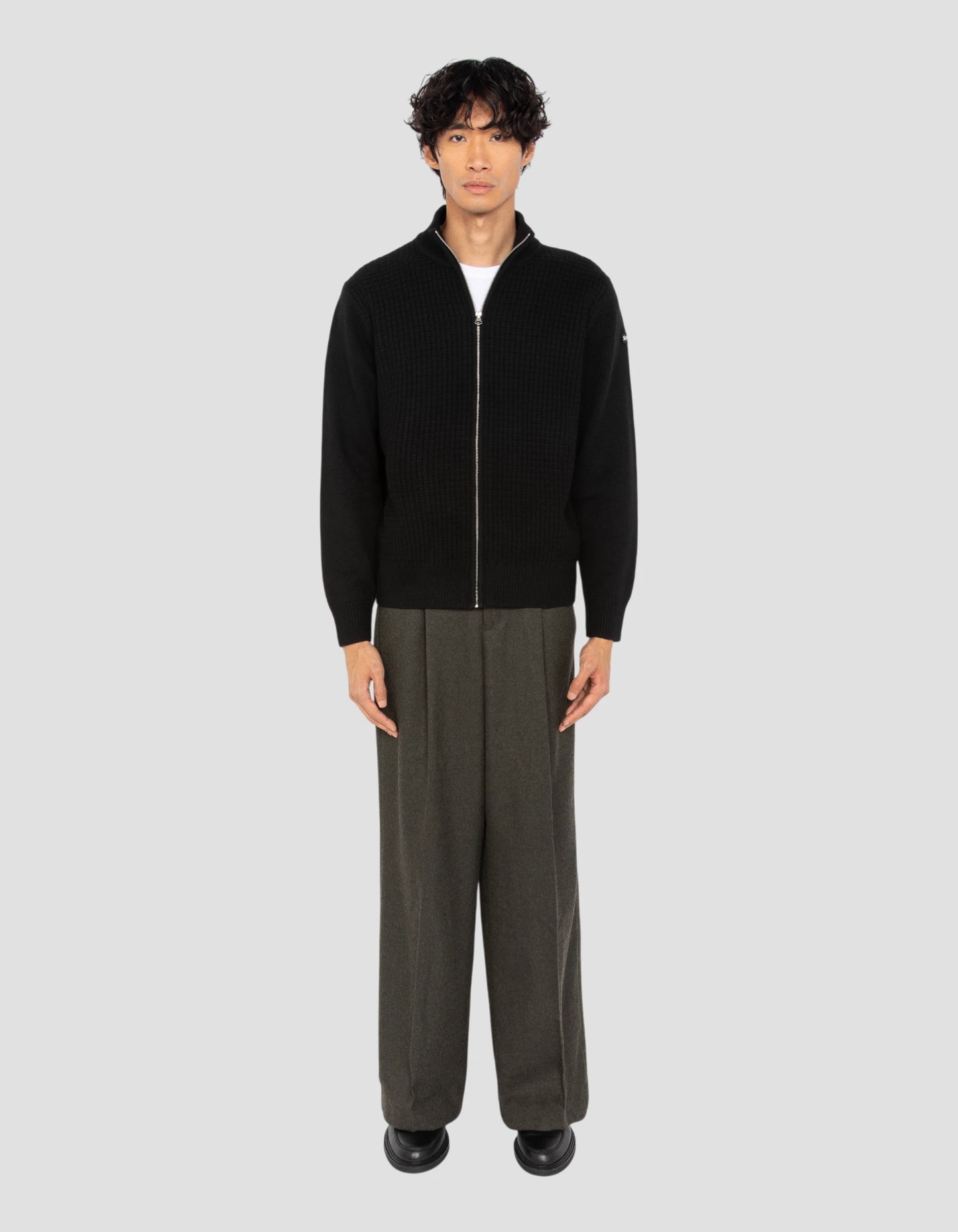 Chaleco negro con cremallera, tejido elegante