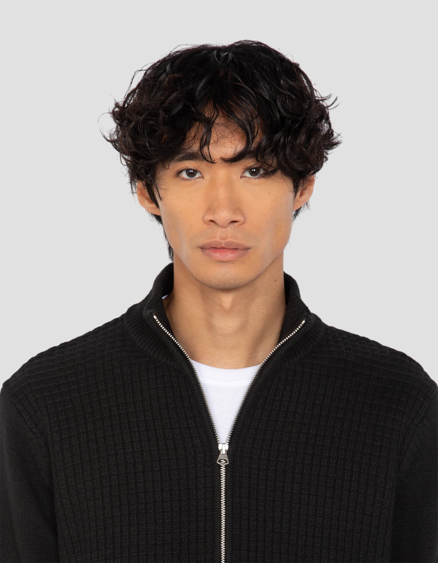 Chaleco negro con cremallera, tejido elegante