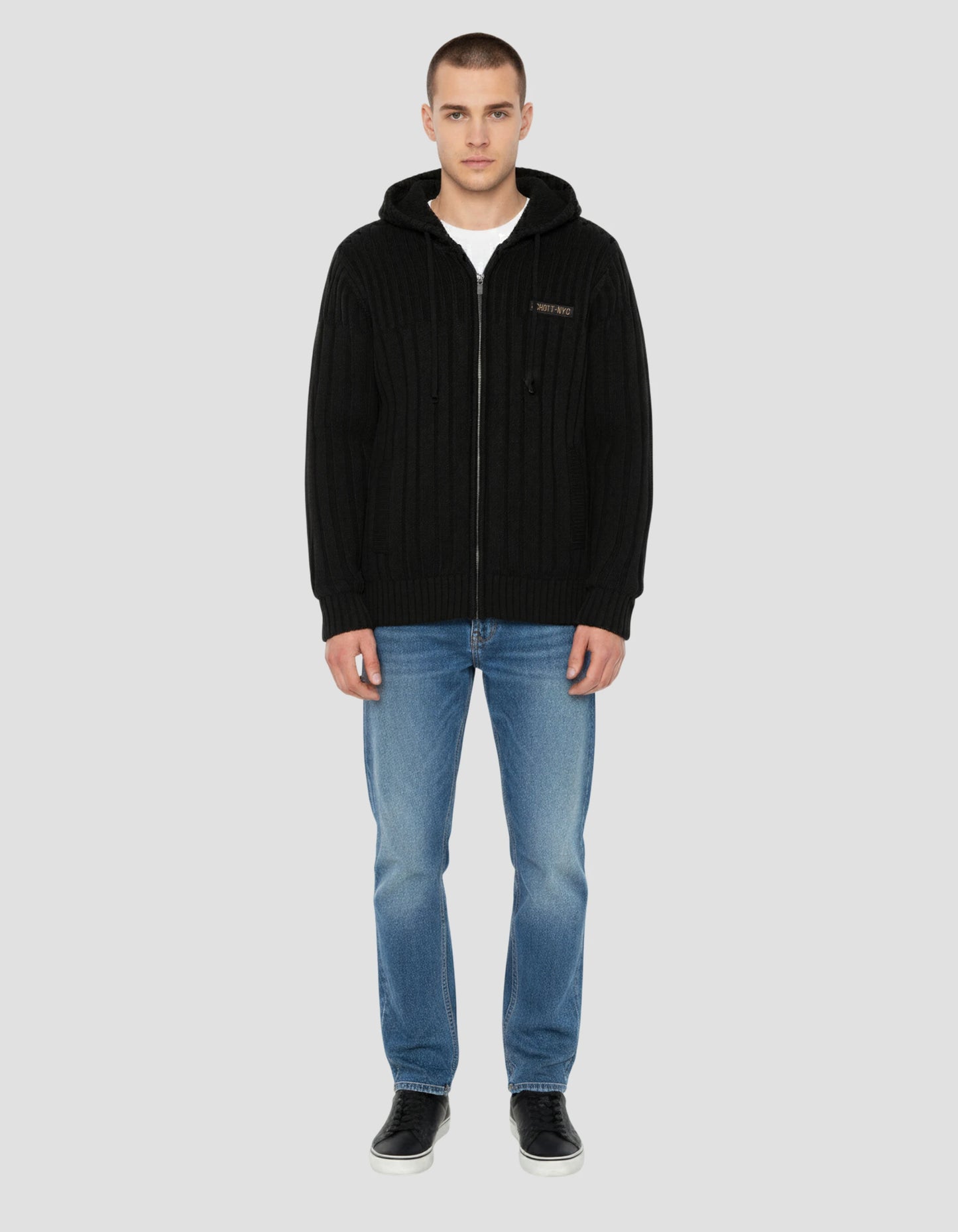 Giubbotto con cappuccio nero foderato di sherpa