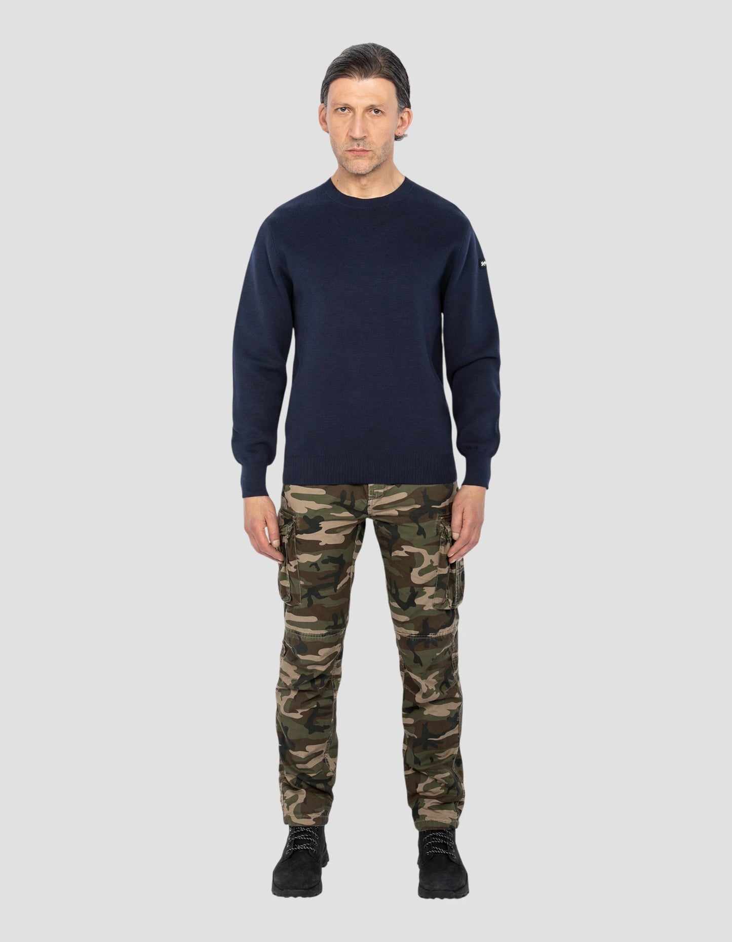 Suéter militar azul marino con cuello redondo