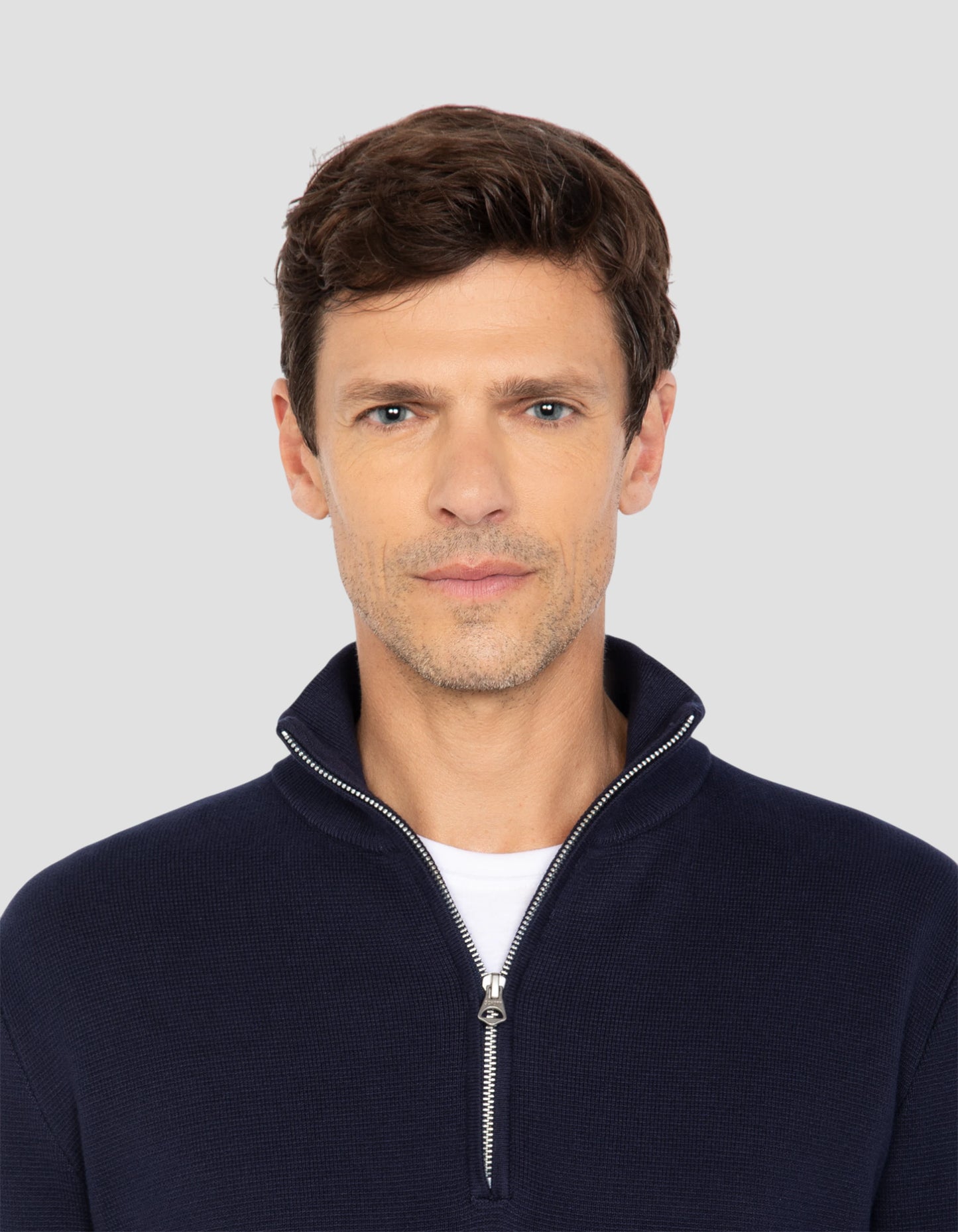 Suéter azul marino con cuello con cremallera